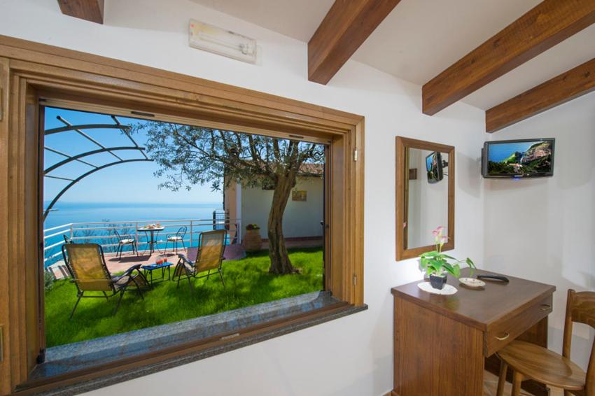 Double Room with Sea View - Photo 3
