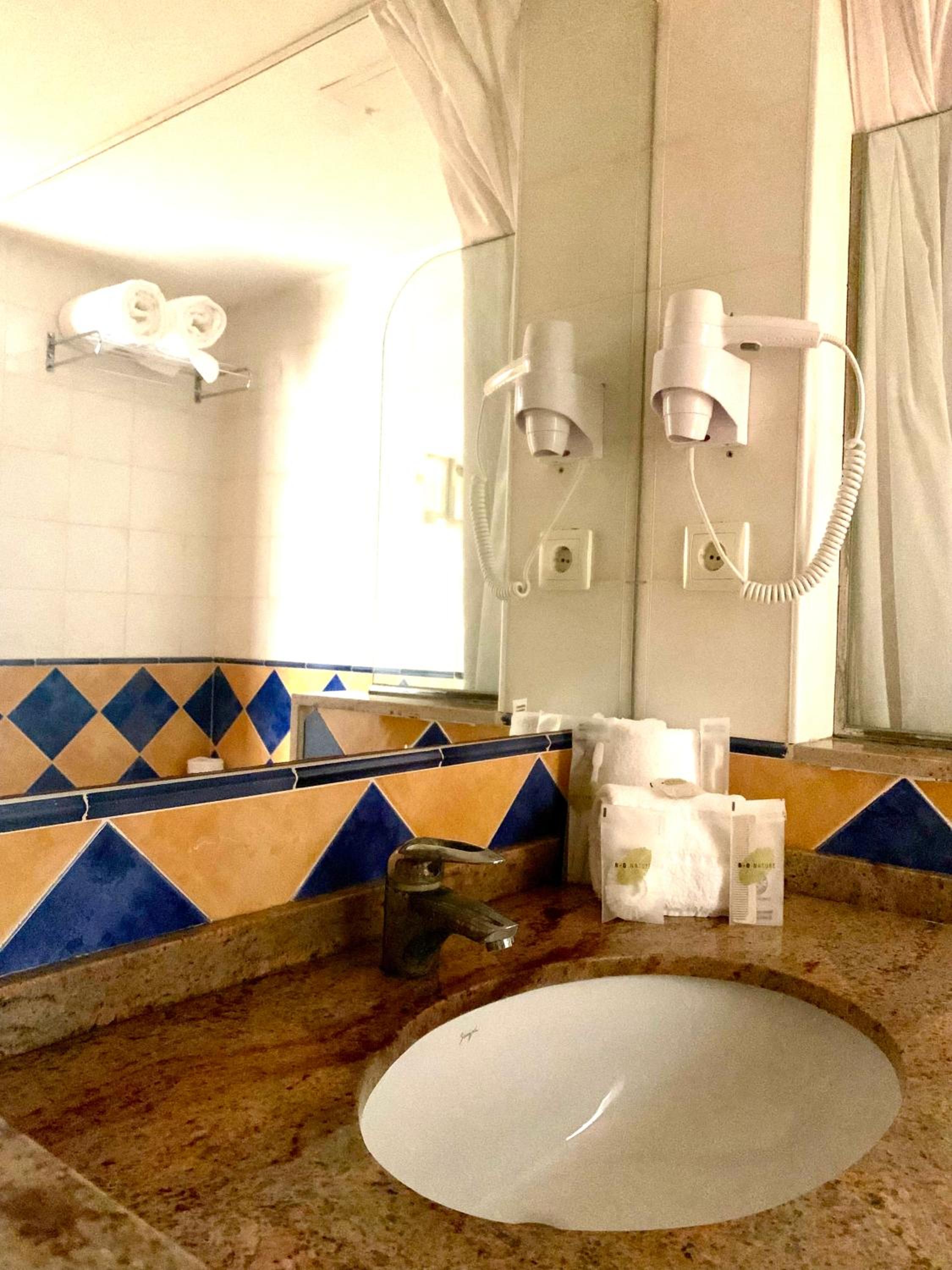 Double or Twin Room - Photo 7