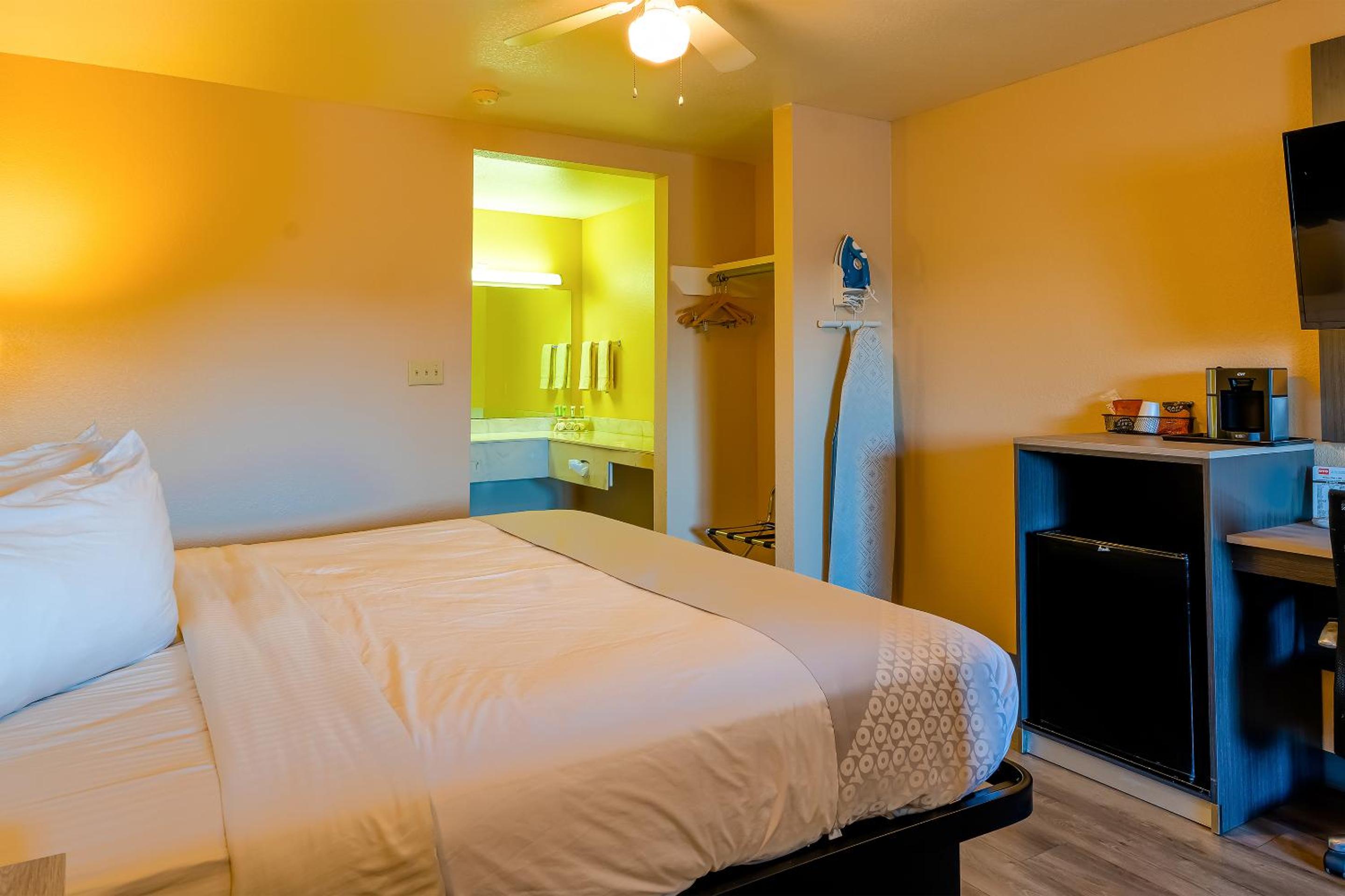 Premium King Bed photo 3