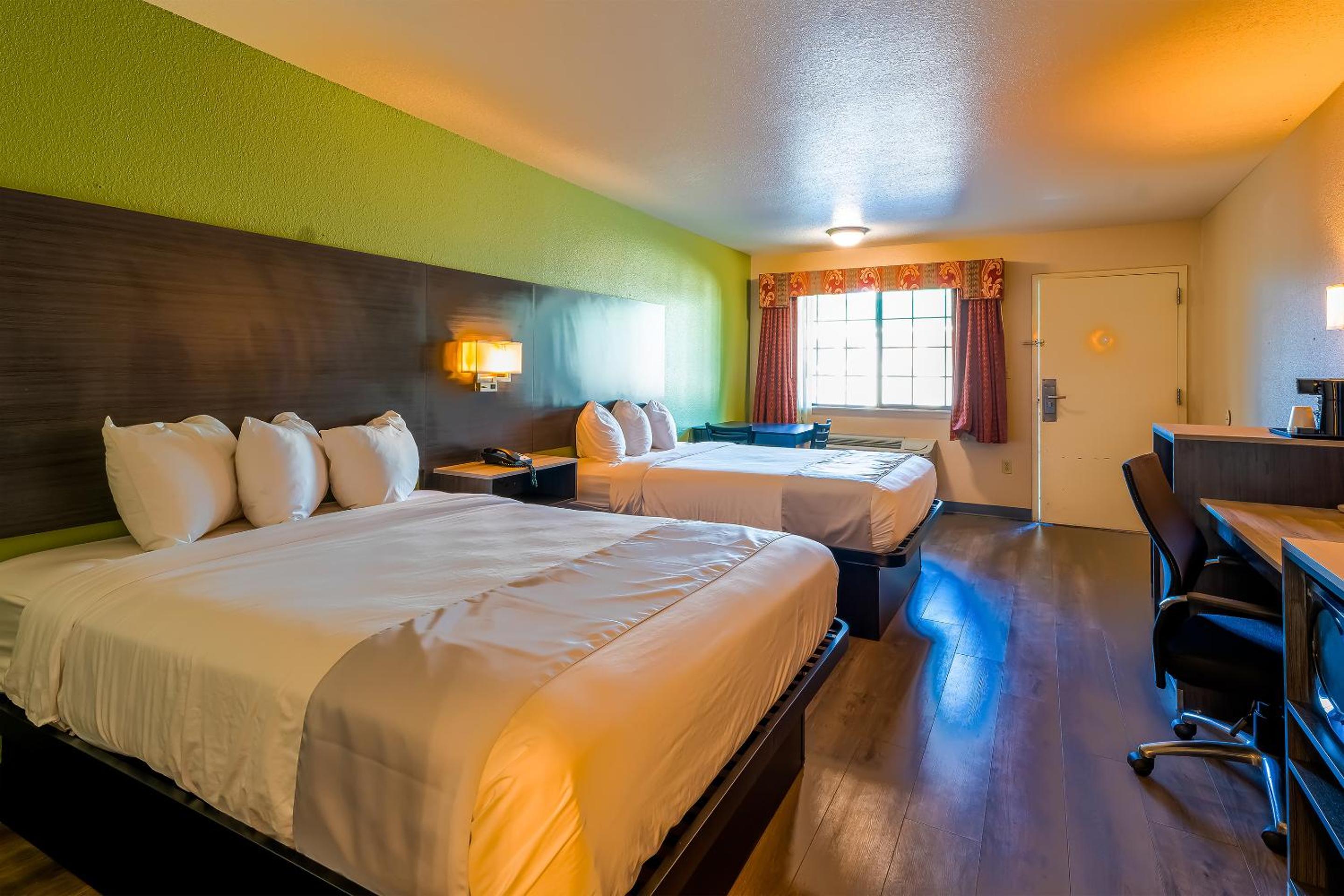 Queen Room with Two Queen Beds photo 3
