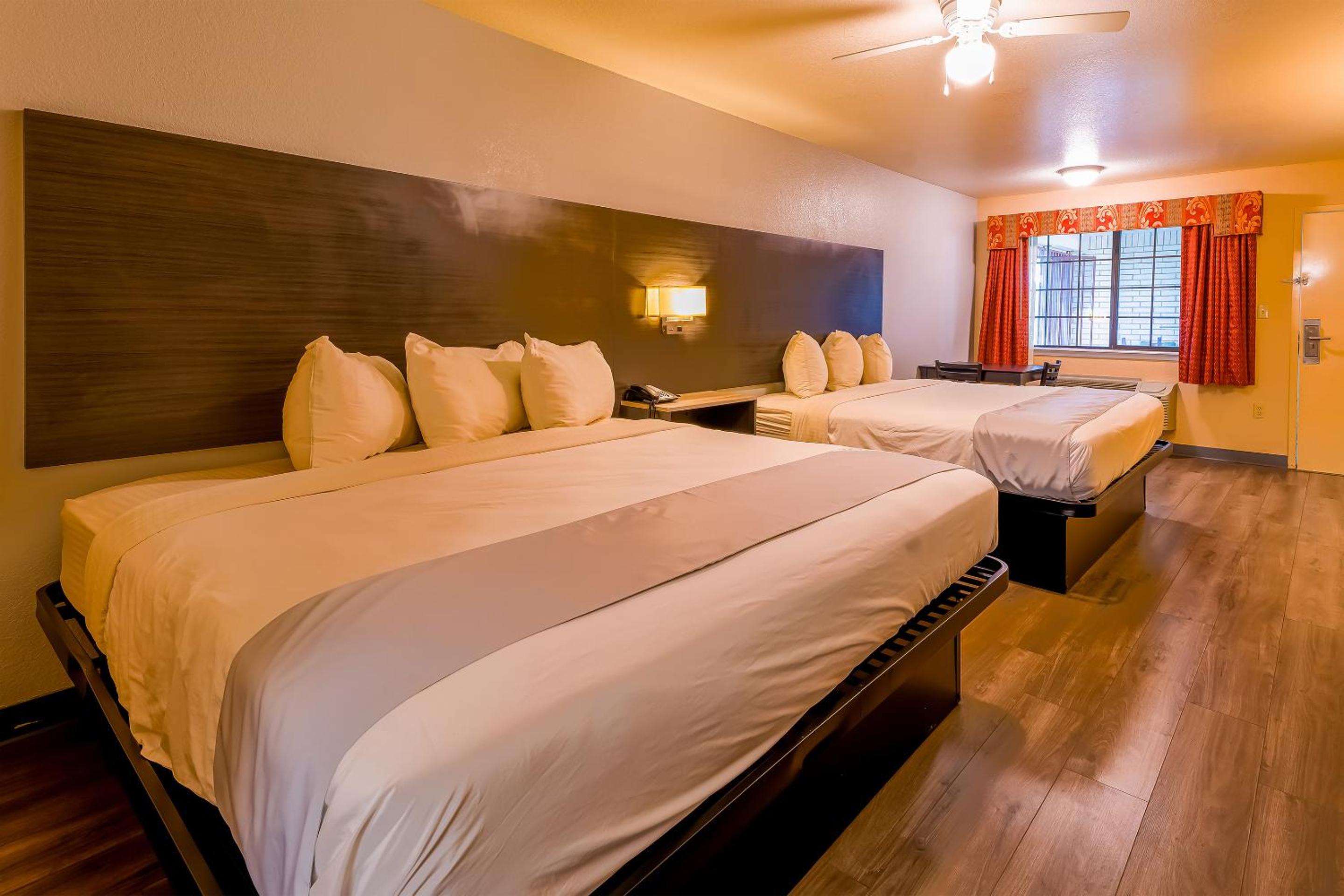 King Room with Two King Beds photo 1