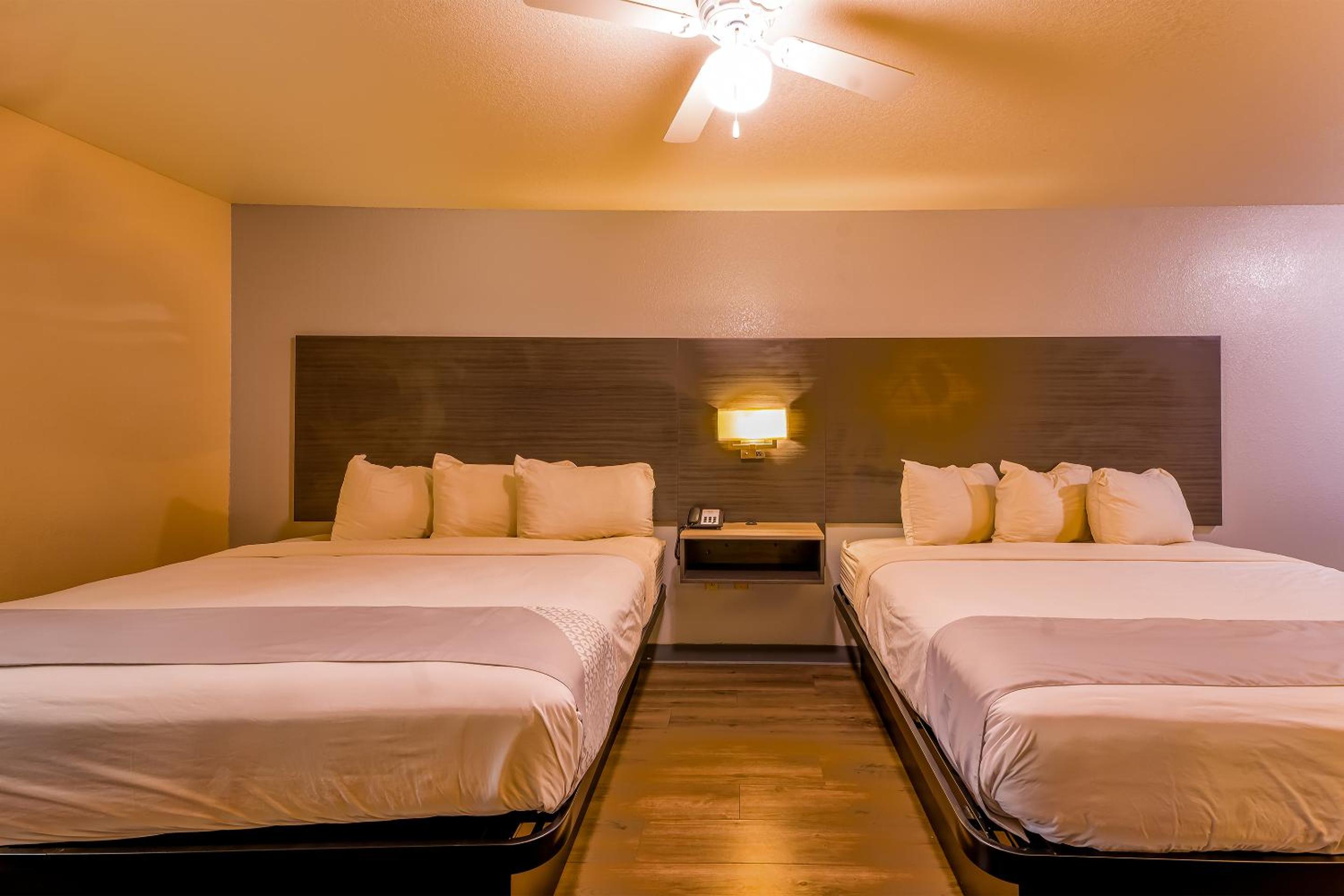 King Room with Two King Beds photo 3