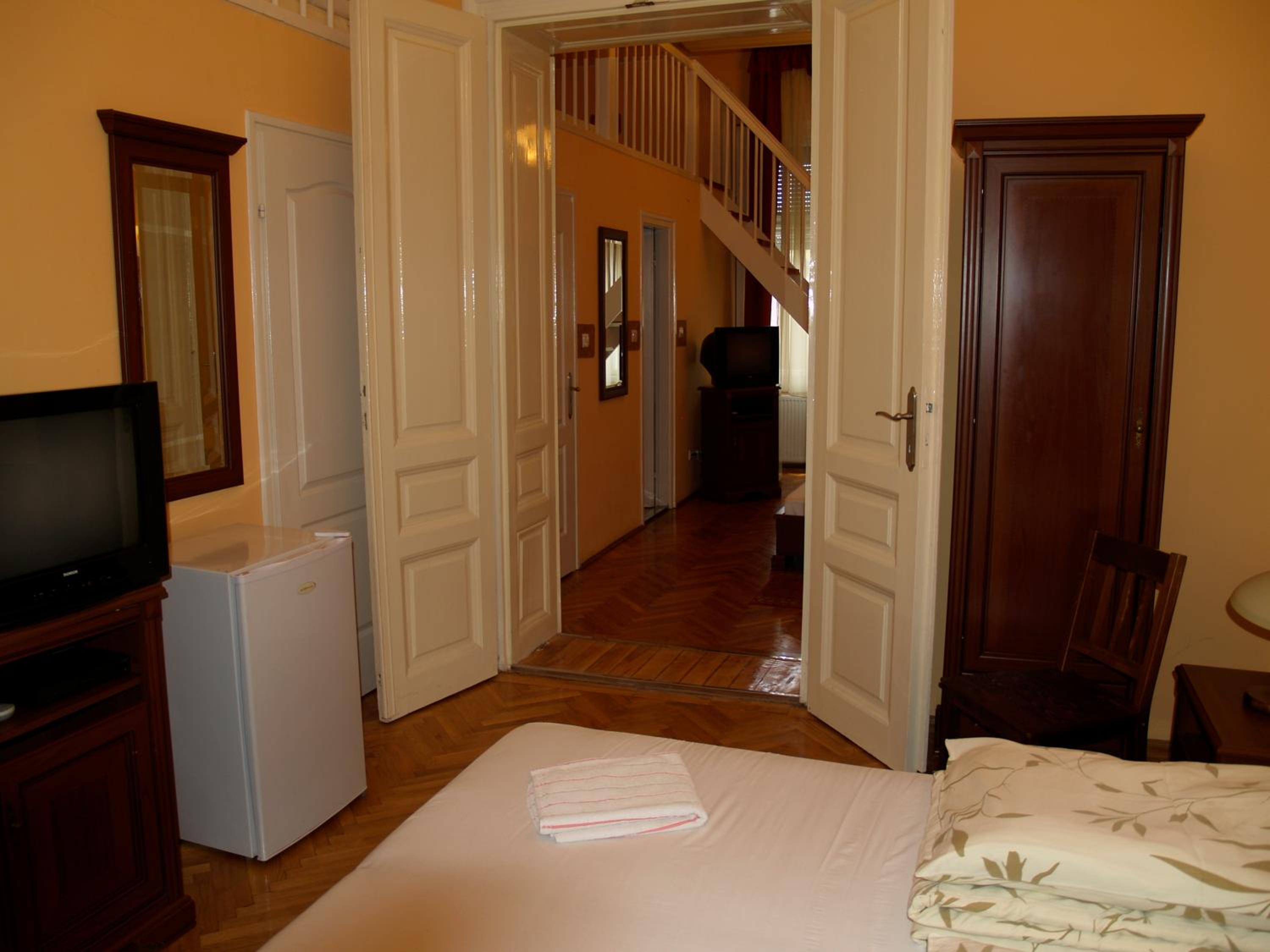 Duplex Quadruple Room - Photo 11