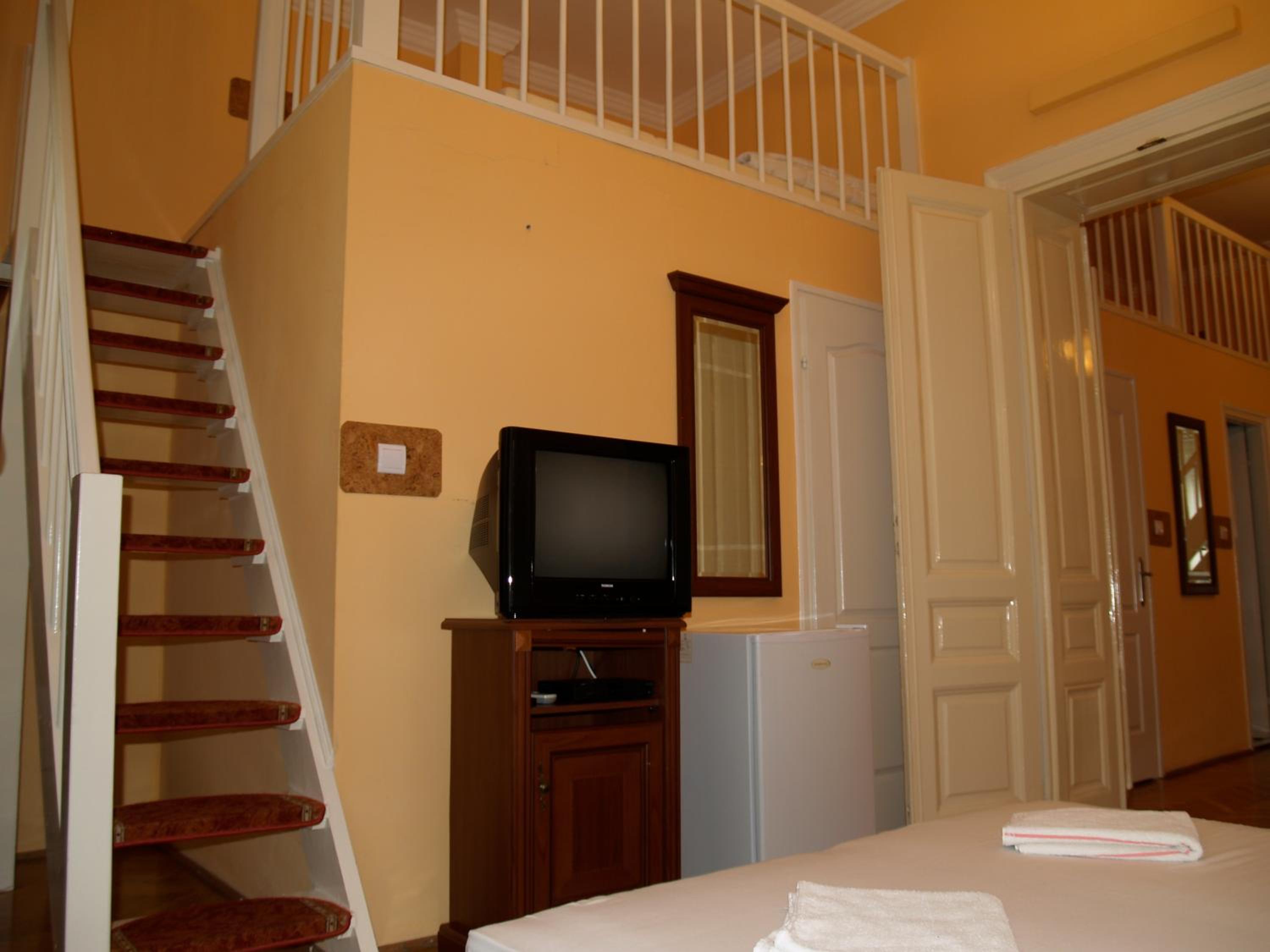 Duplex Quadruple Room - Photo 12