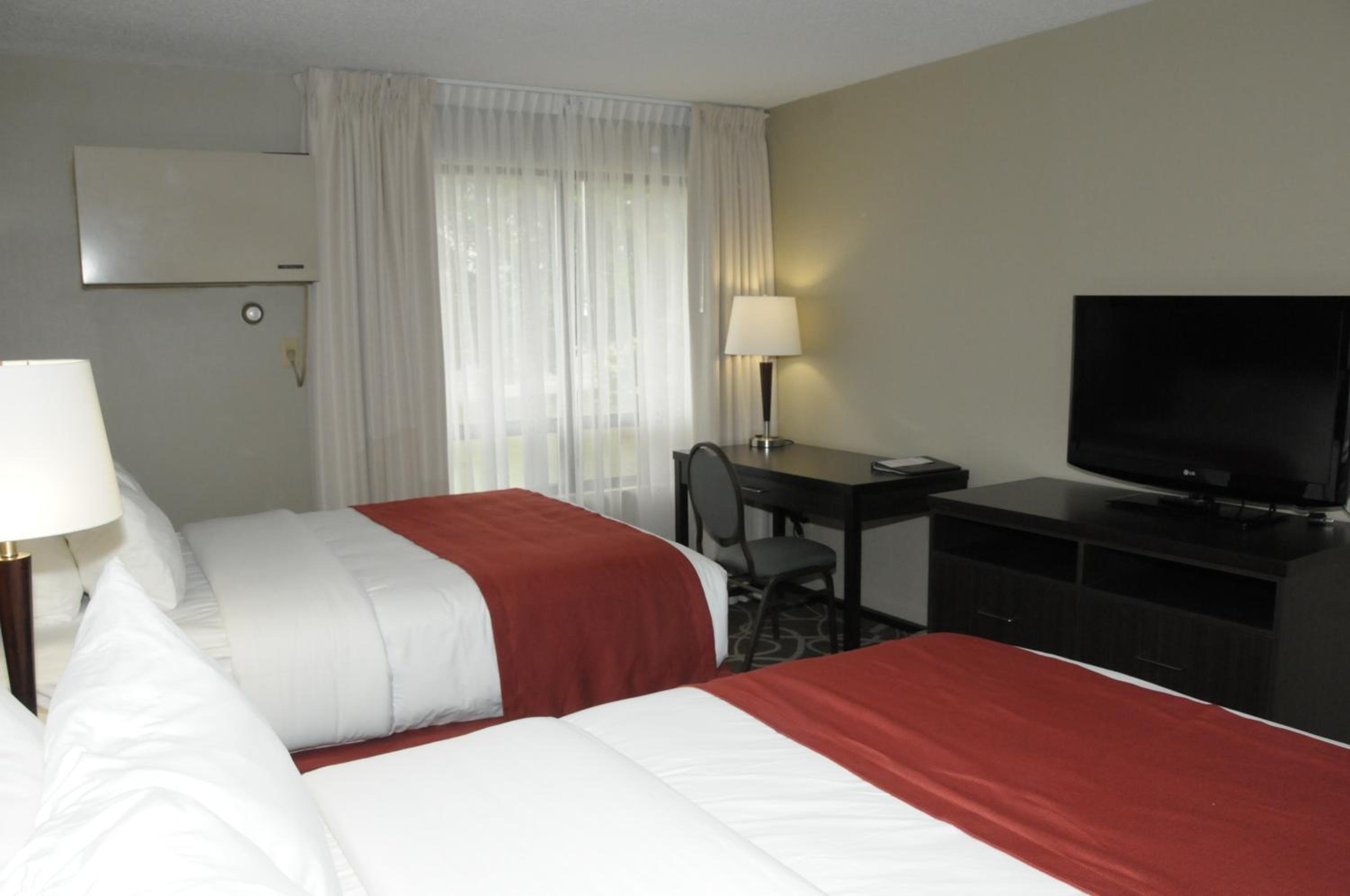 Standard Queen Room with Two Queen Beds - Top Floor - Photo 2