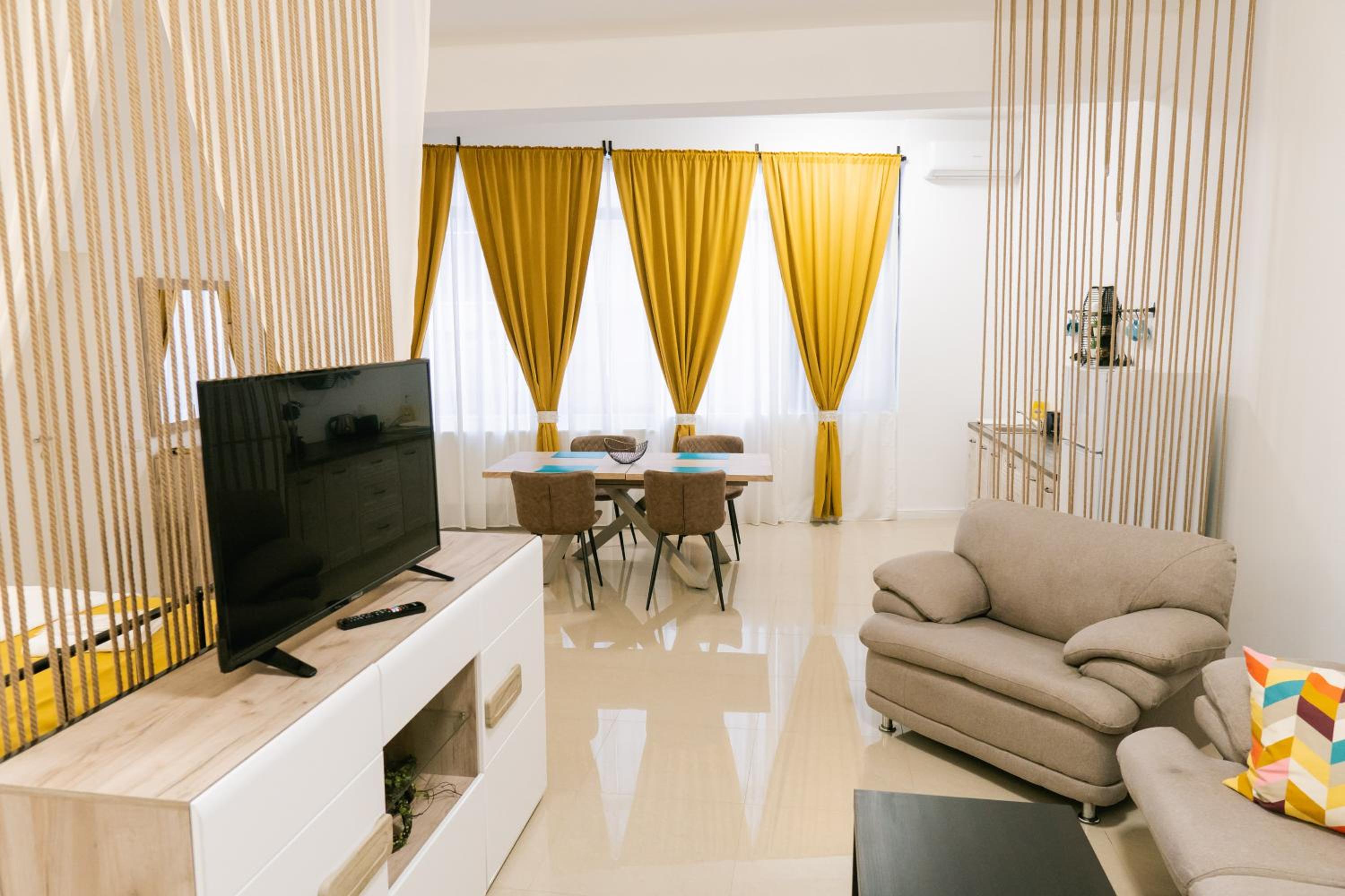 Family Studio - Photo 1