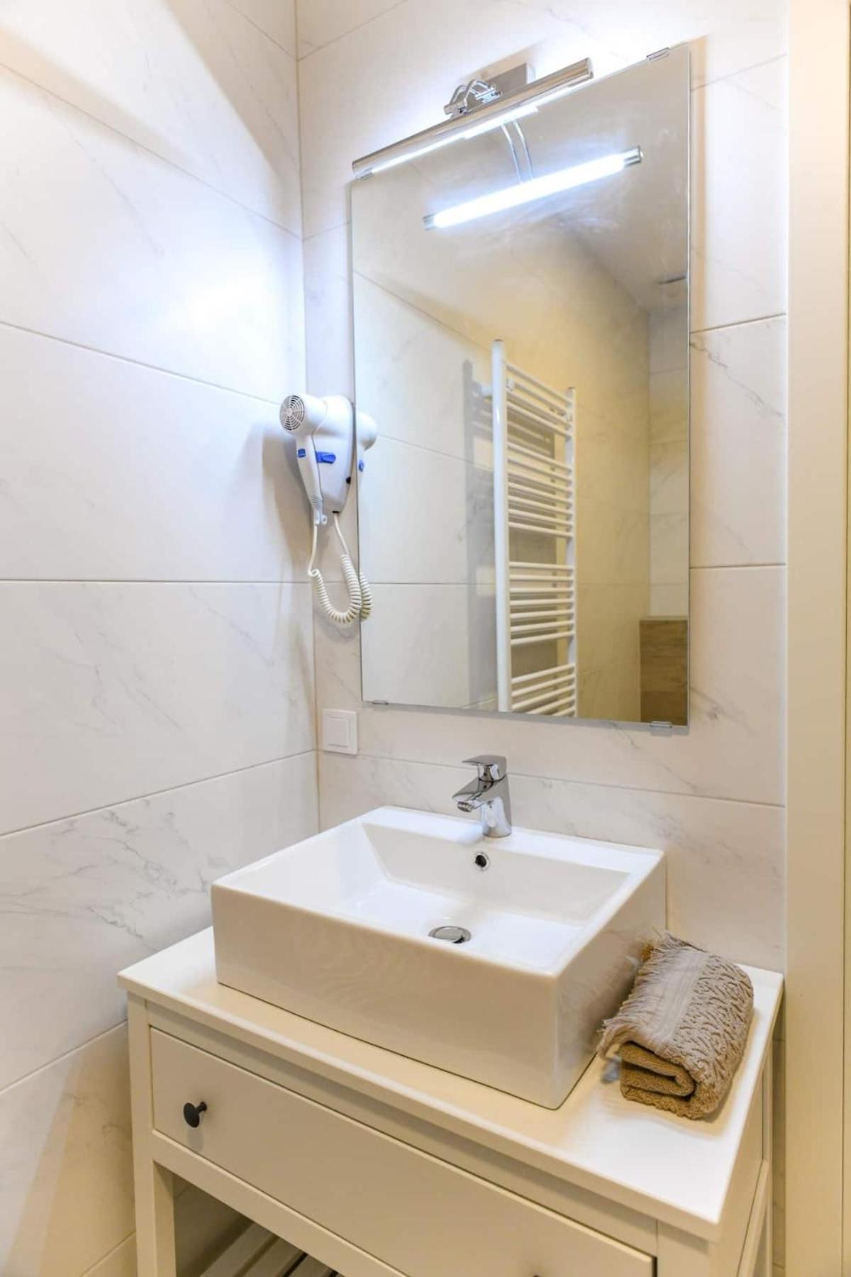 Triple Room with Pool View - Photo 6