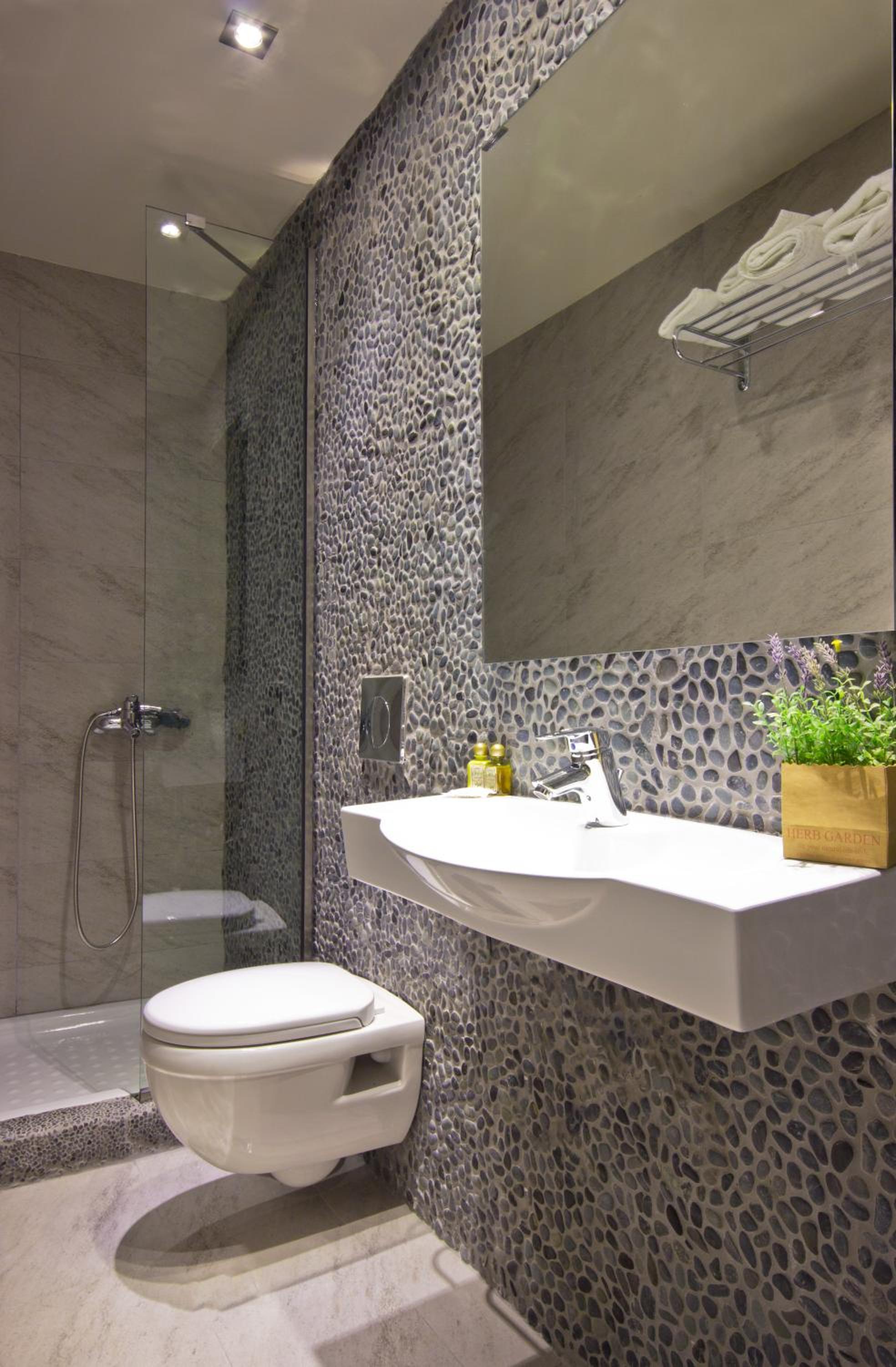 Double or Twin Room with Balcony - Photo 17