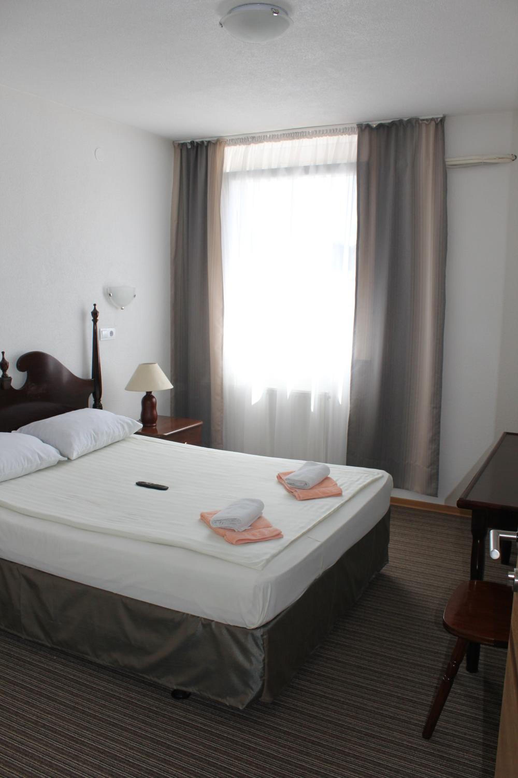 Double Room - Photo 10