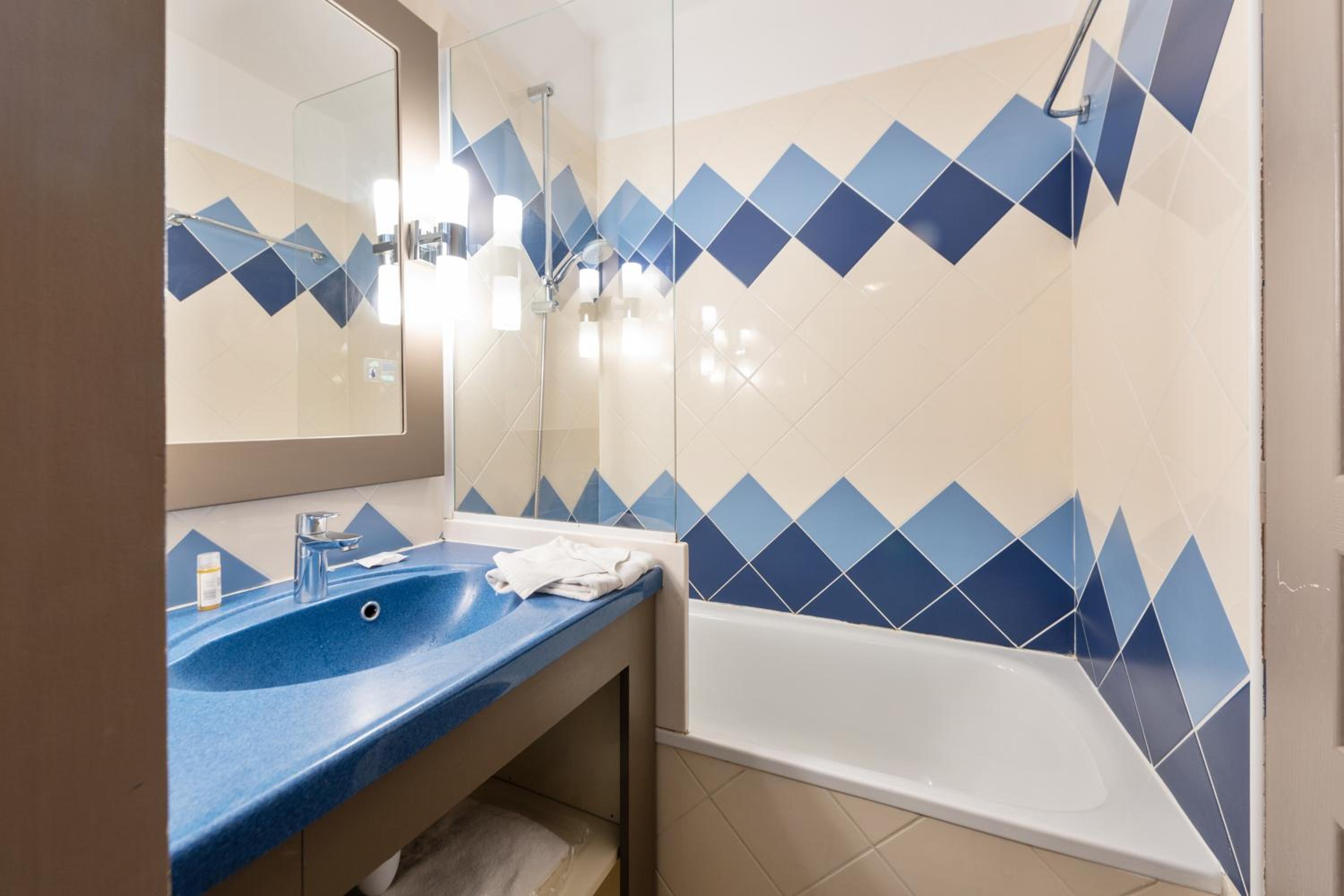 One-Bedroom Apartment with Sleeping Alcove and Air Conditioning (6 People) - Photo 2