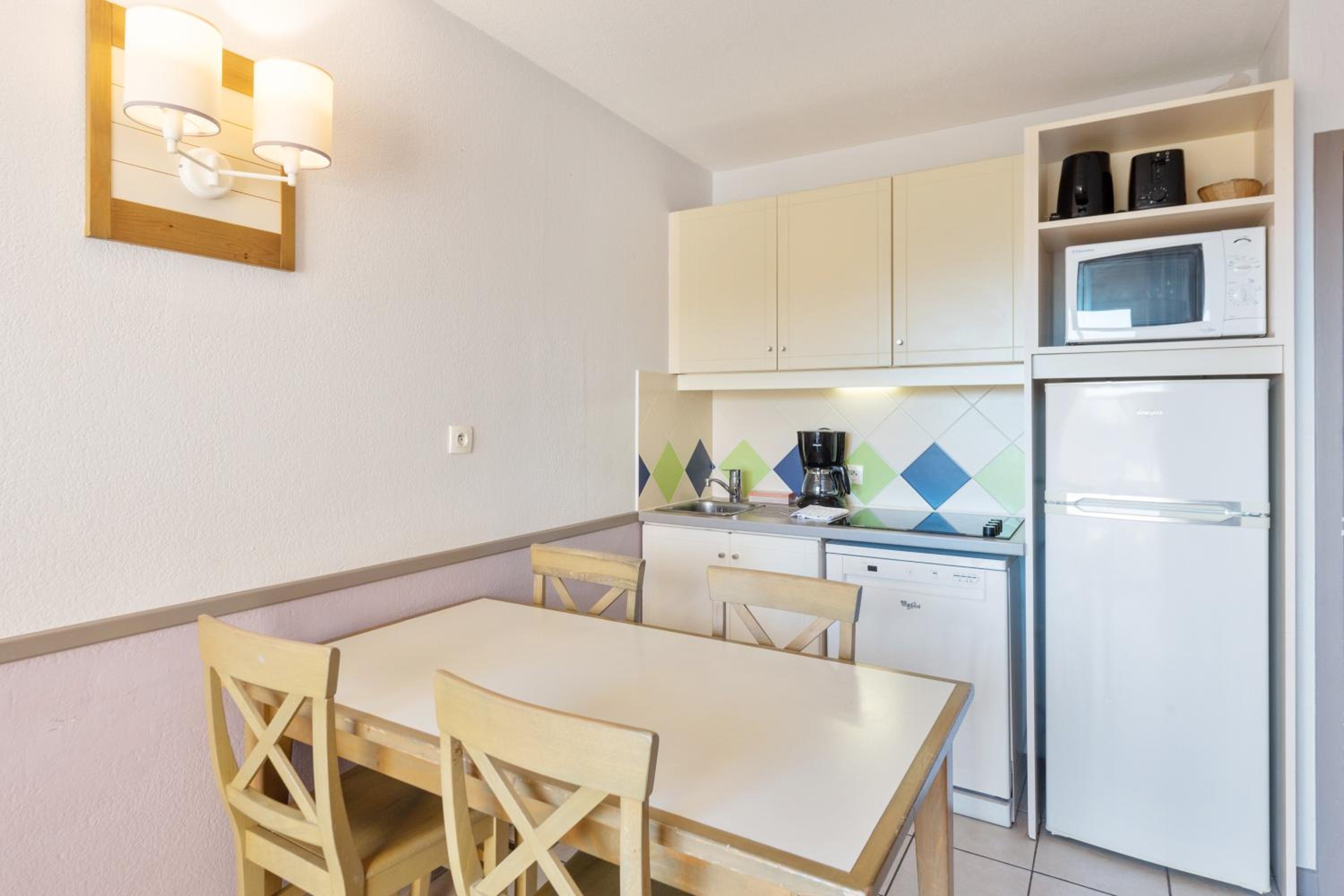 One-Bedroom Apartment with Sleeping Alcove and Air Conditioning (6 People) - Photo 5