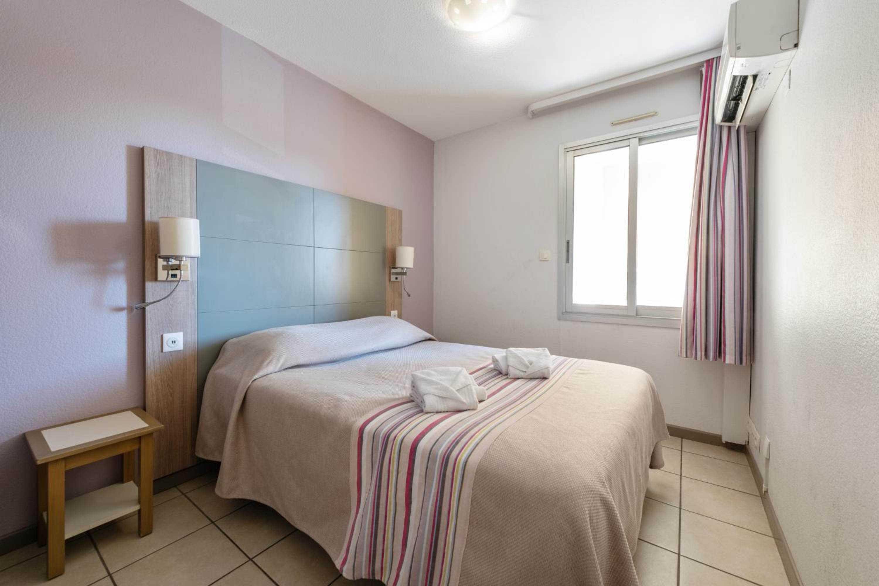One-Bedroom Apartment with Sleeping Alcove and Air Conditioning (6 People) - Photo 4