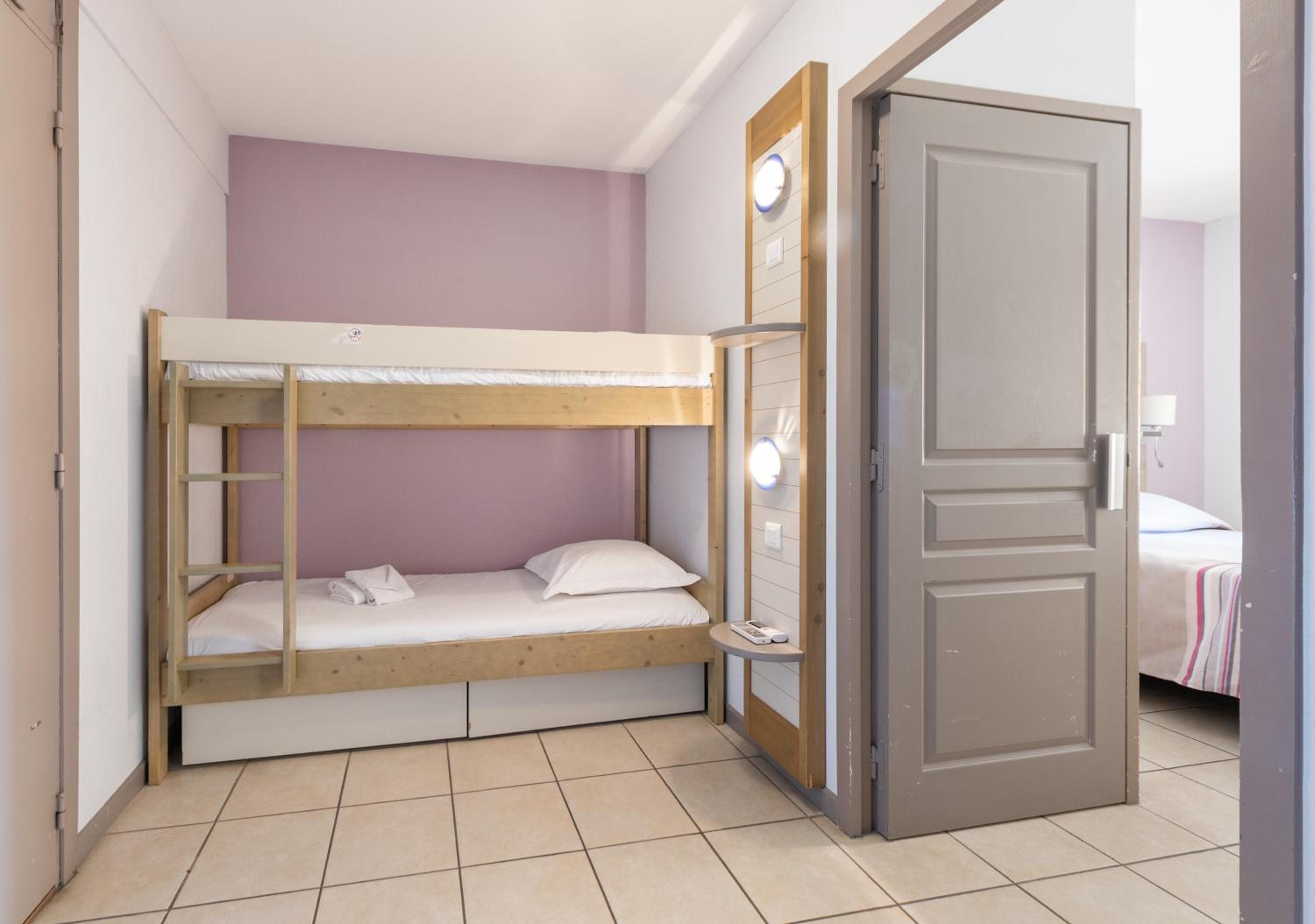 One-Bedroom Apartment with Sleeping Alcove and Air Conditioning (6 People) - Photo 3