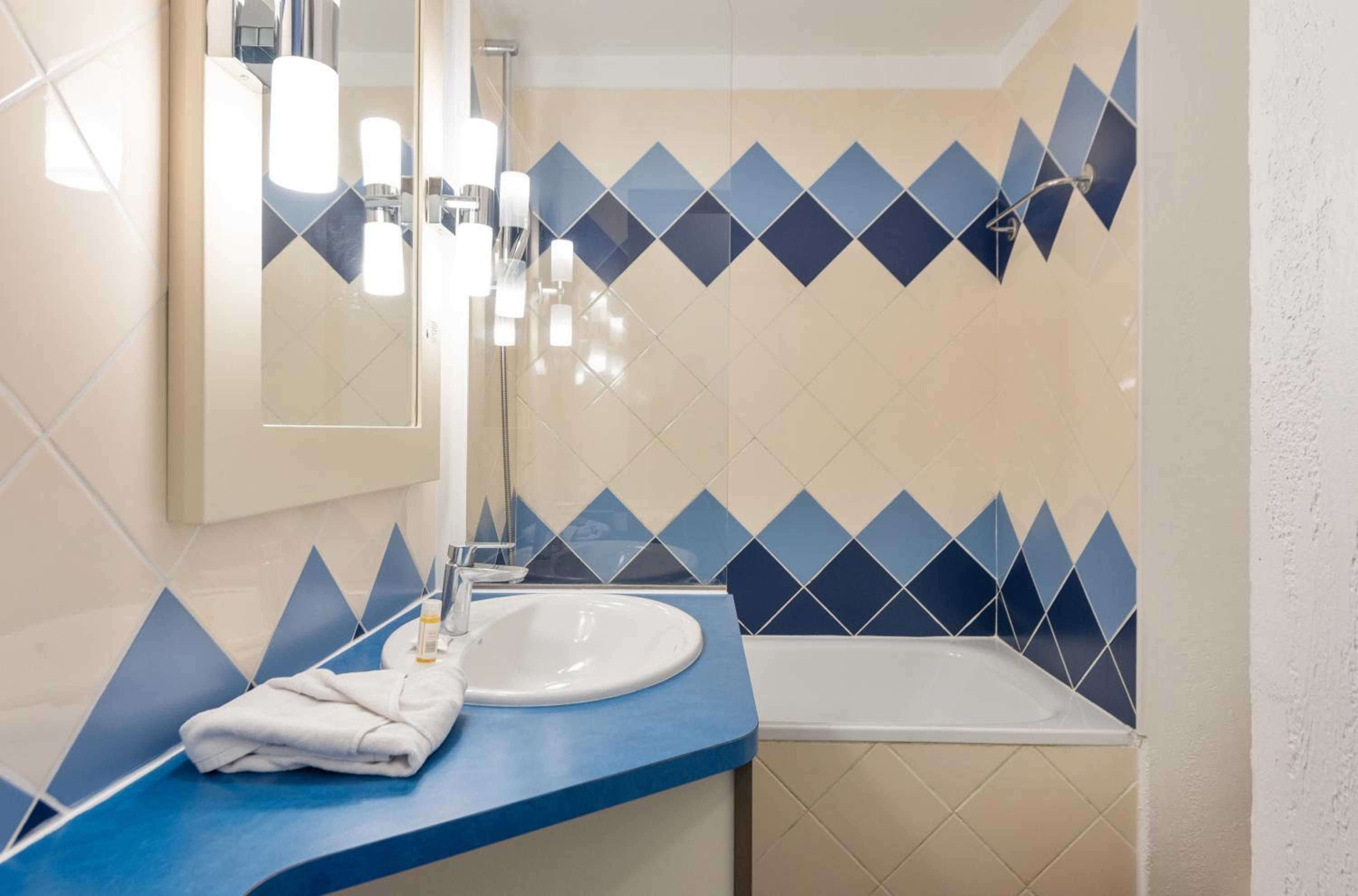 Studio with Sleeping Alcove and Air Conditioning (4 People) - Sea View - Photo 6