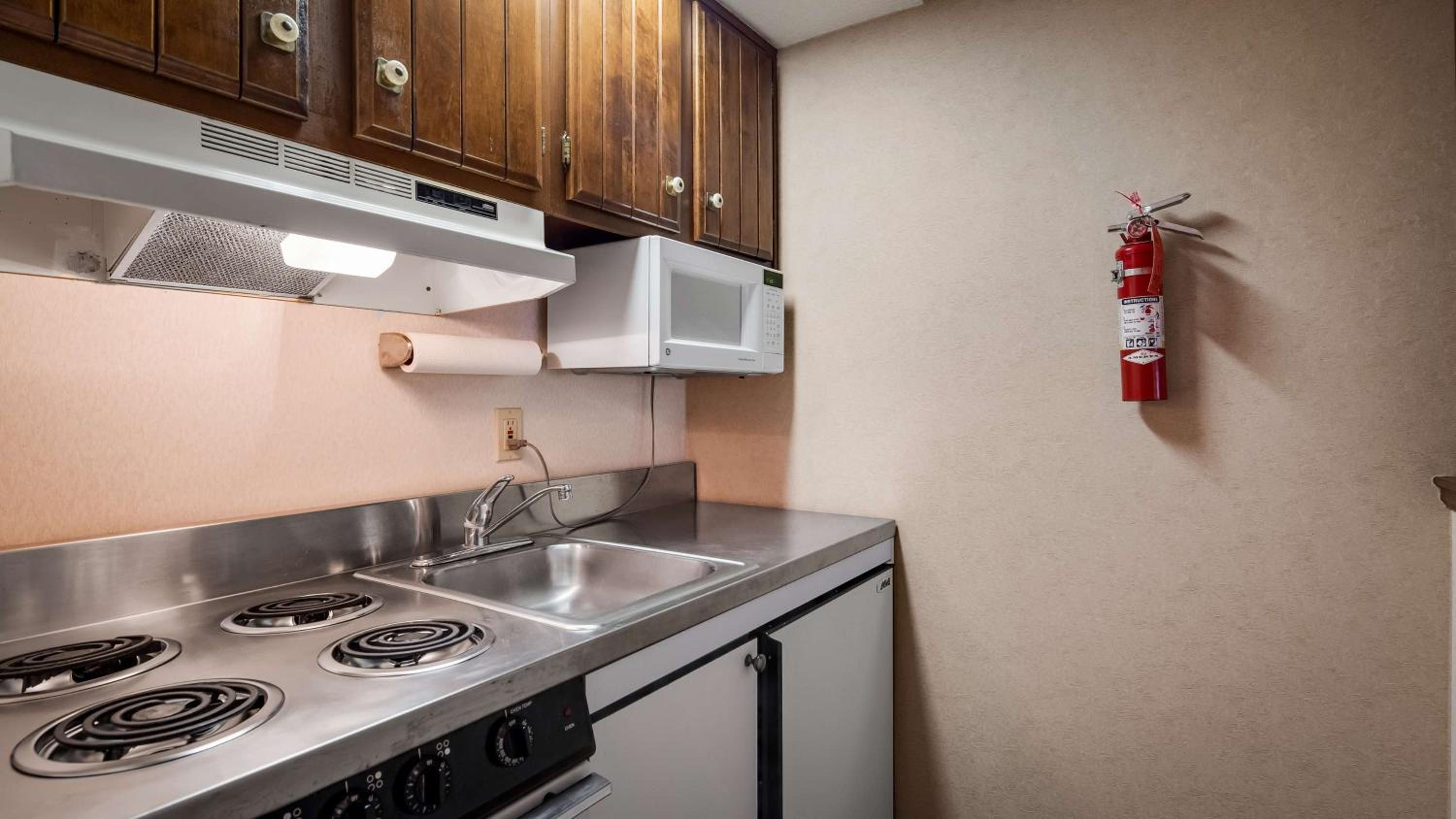 Studio Queen Suite with Kitchenette and Sofa - Non-Smoking photo 3