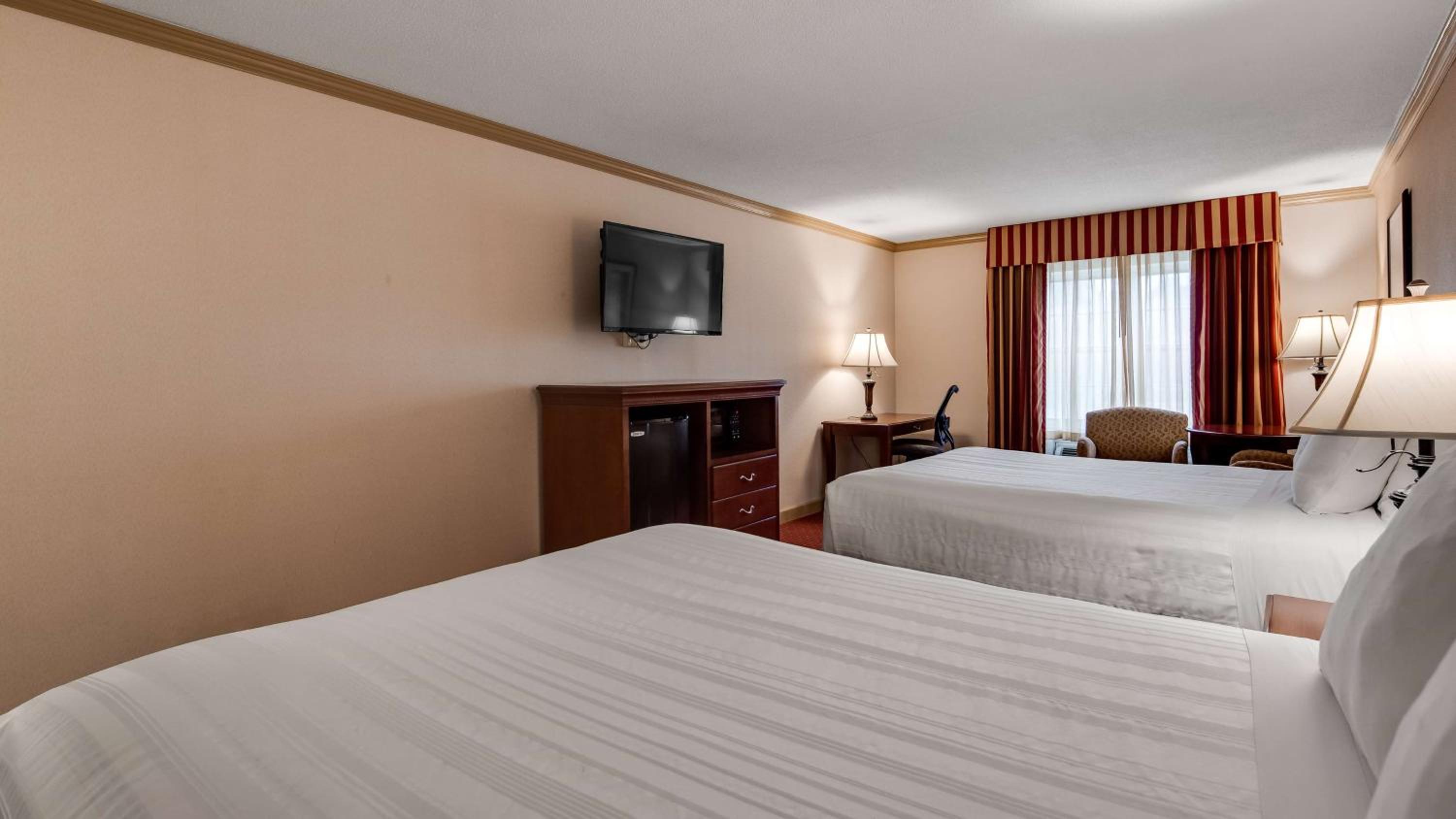 Double Room with Two Double Beds and Bath Tub - Disability Access/Non-Smoking photo 2