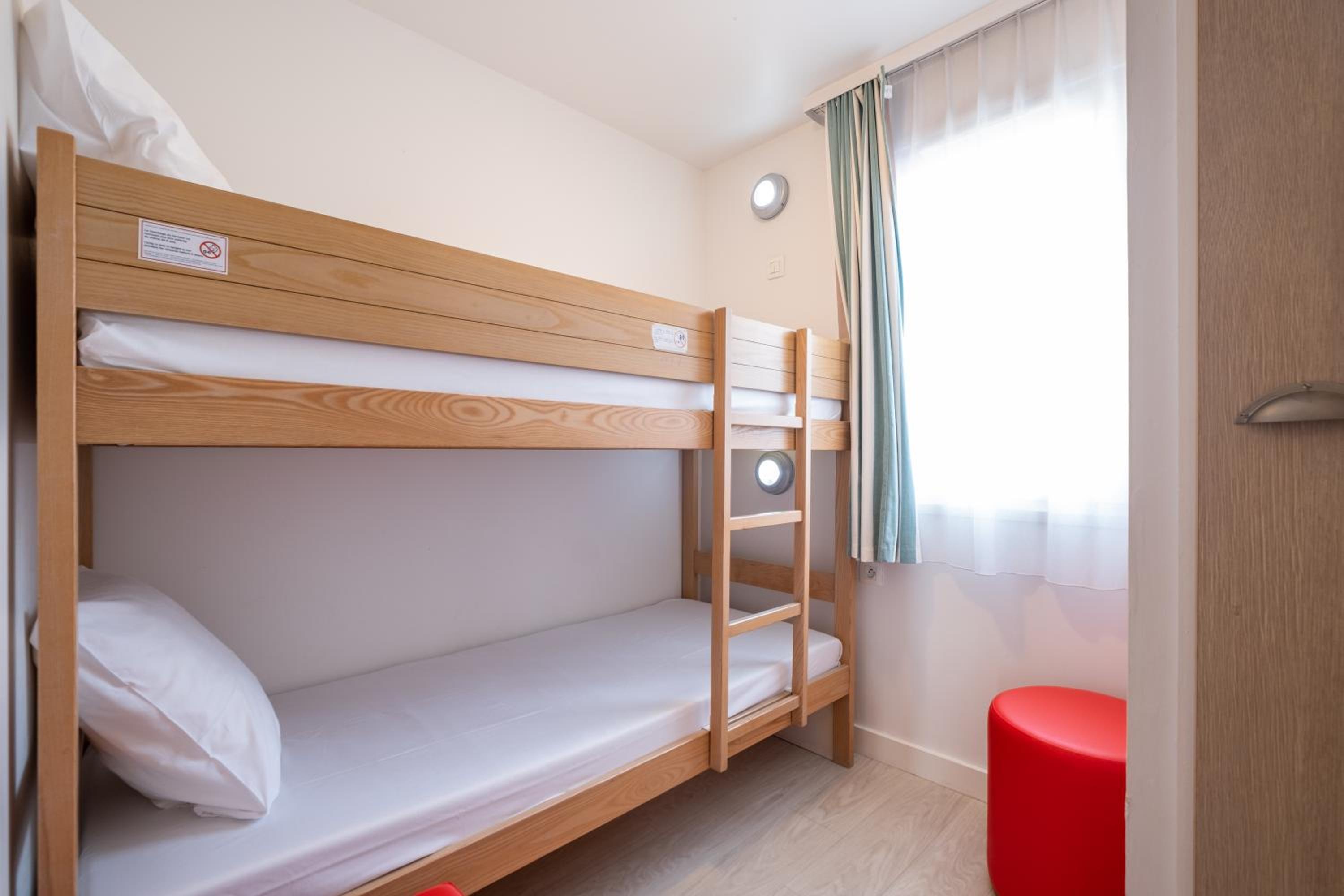 One-Bedroom Apartment with Sleeping Alcove (6 People)