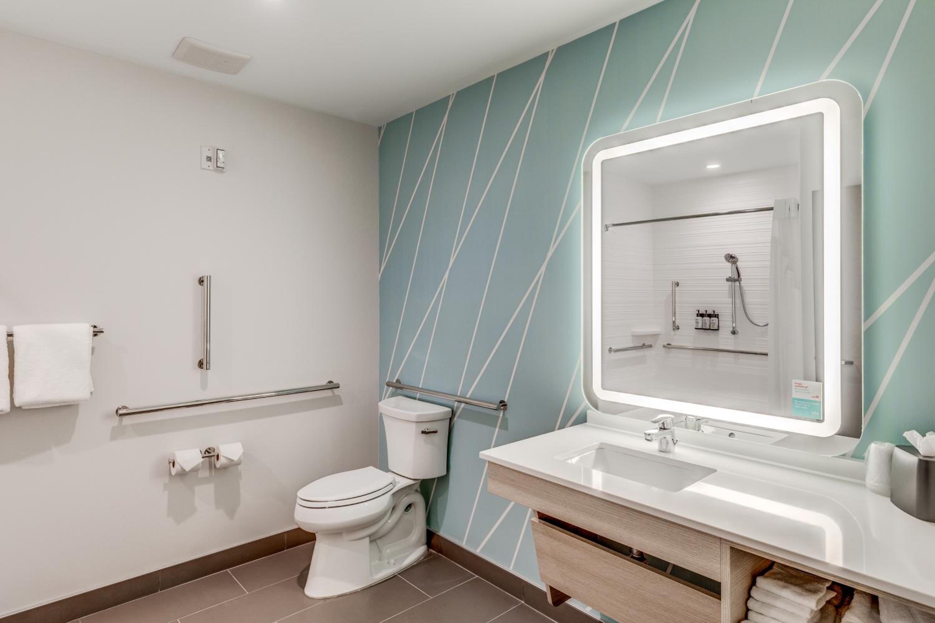 King Room with Roll-In Shower - Disability Access - Photo 4