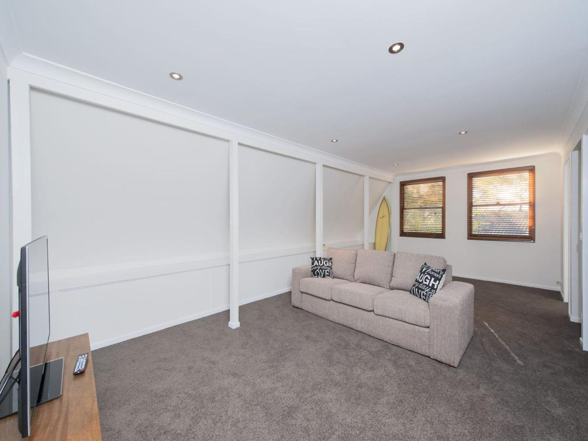 Six-Bedroom House photo 2