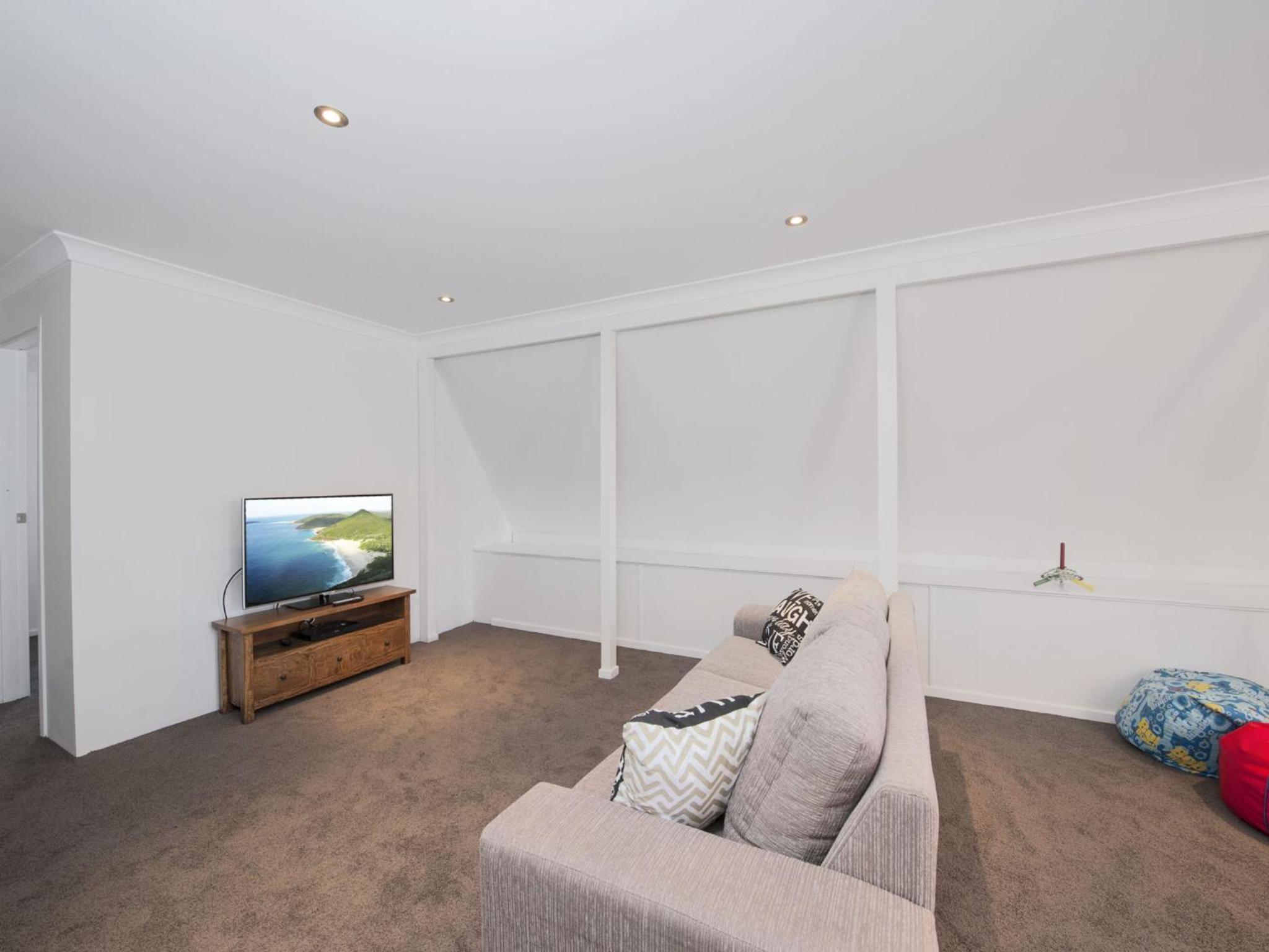 Six-Bedroom House photo 1
