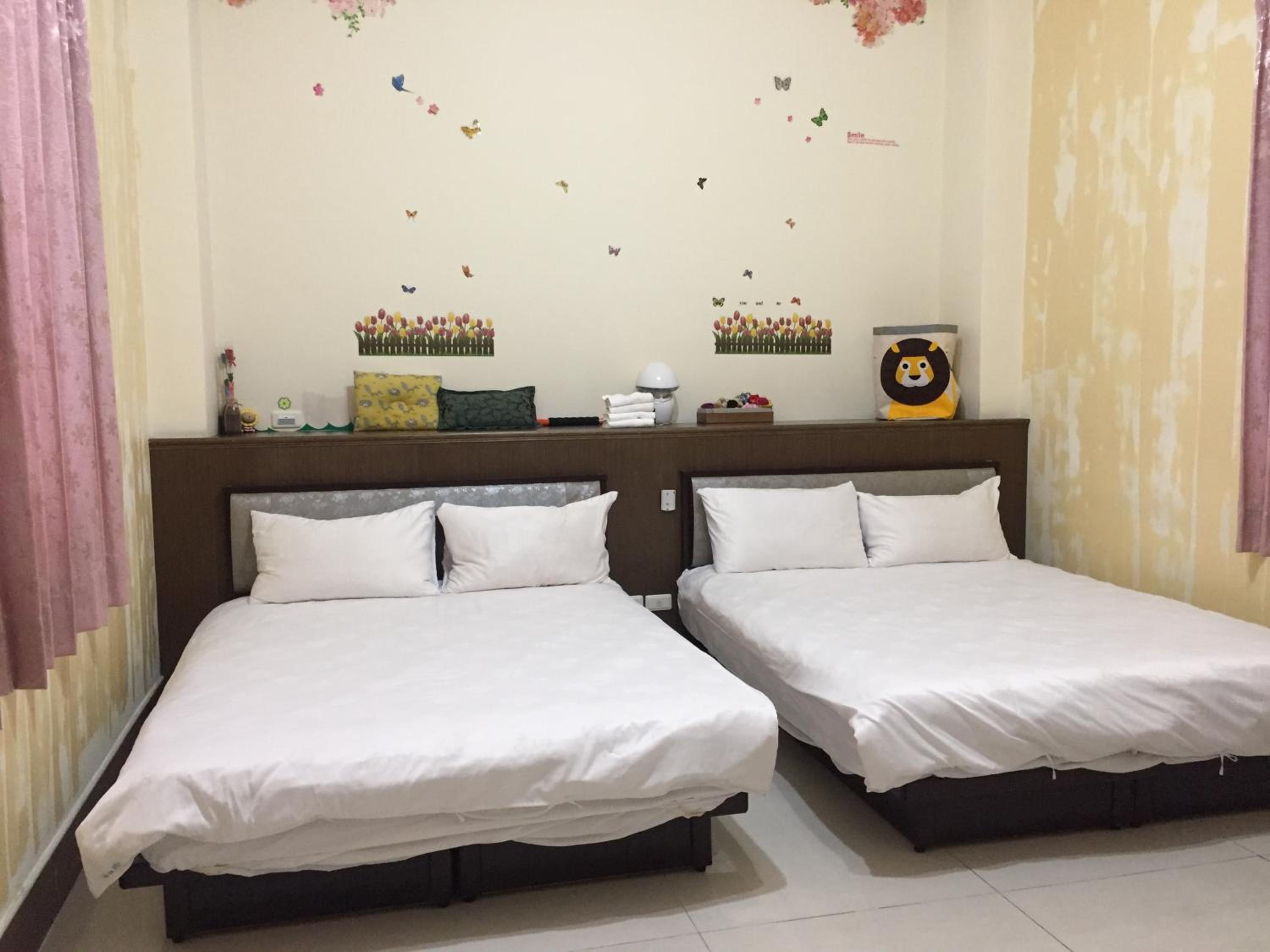 Quadruple Room with Shared Bathroom photo 2