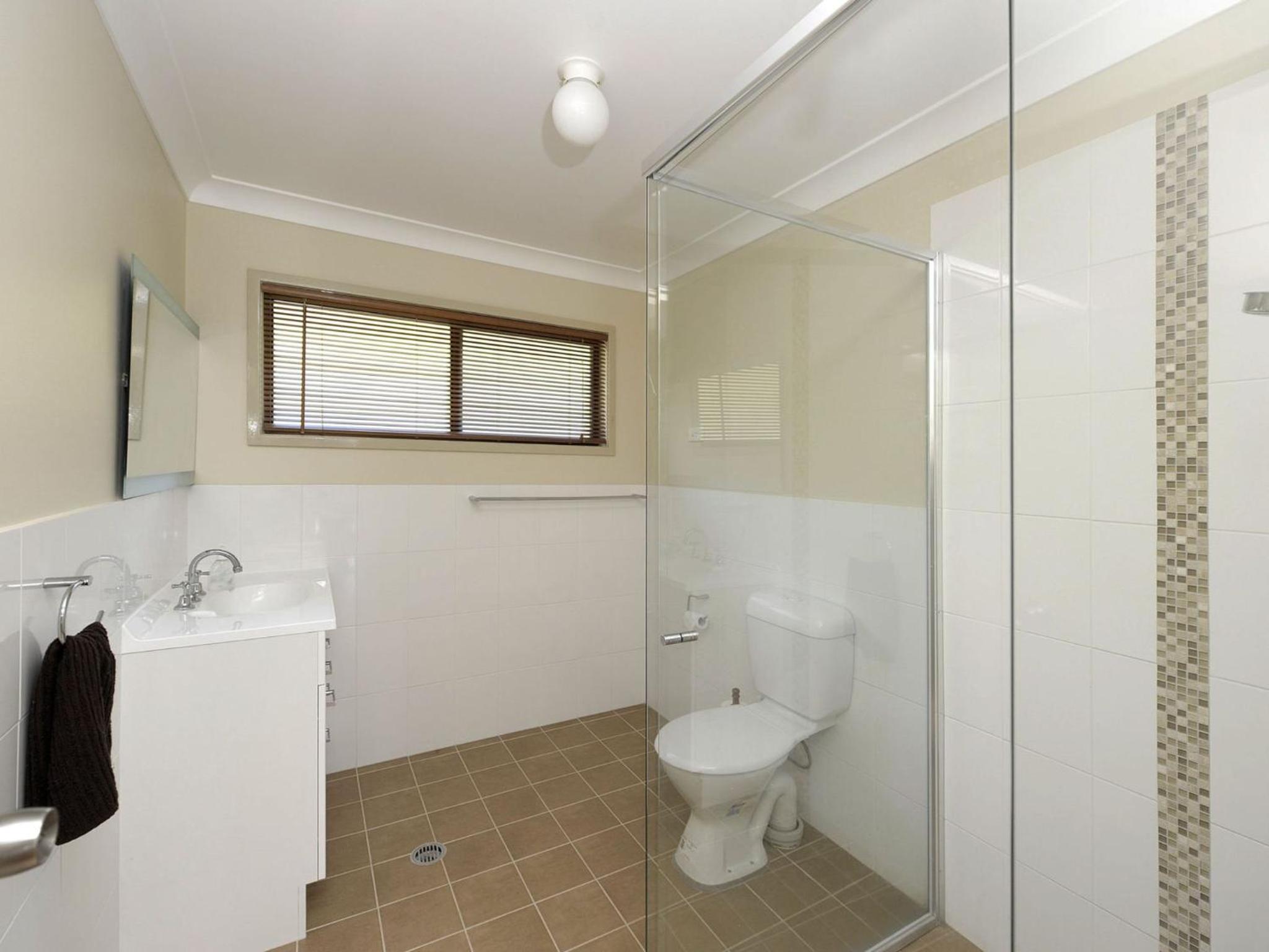 Six-Bedroom House photo 3