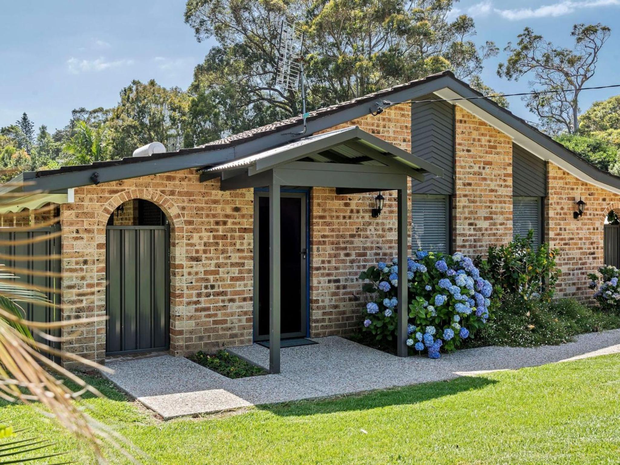 Three-Bedroom House photo 2