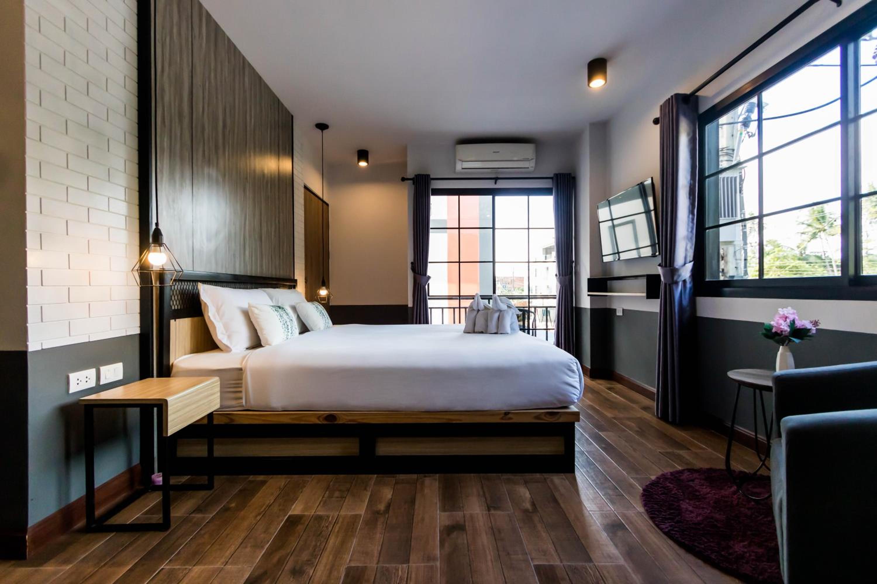 Deluxe Double Room with Balcony - Photo 4