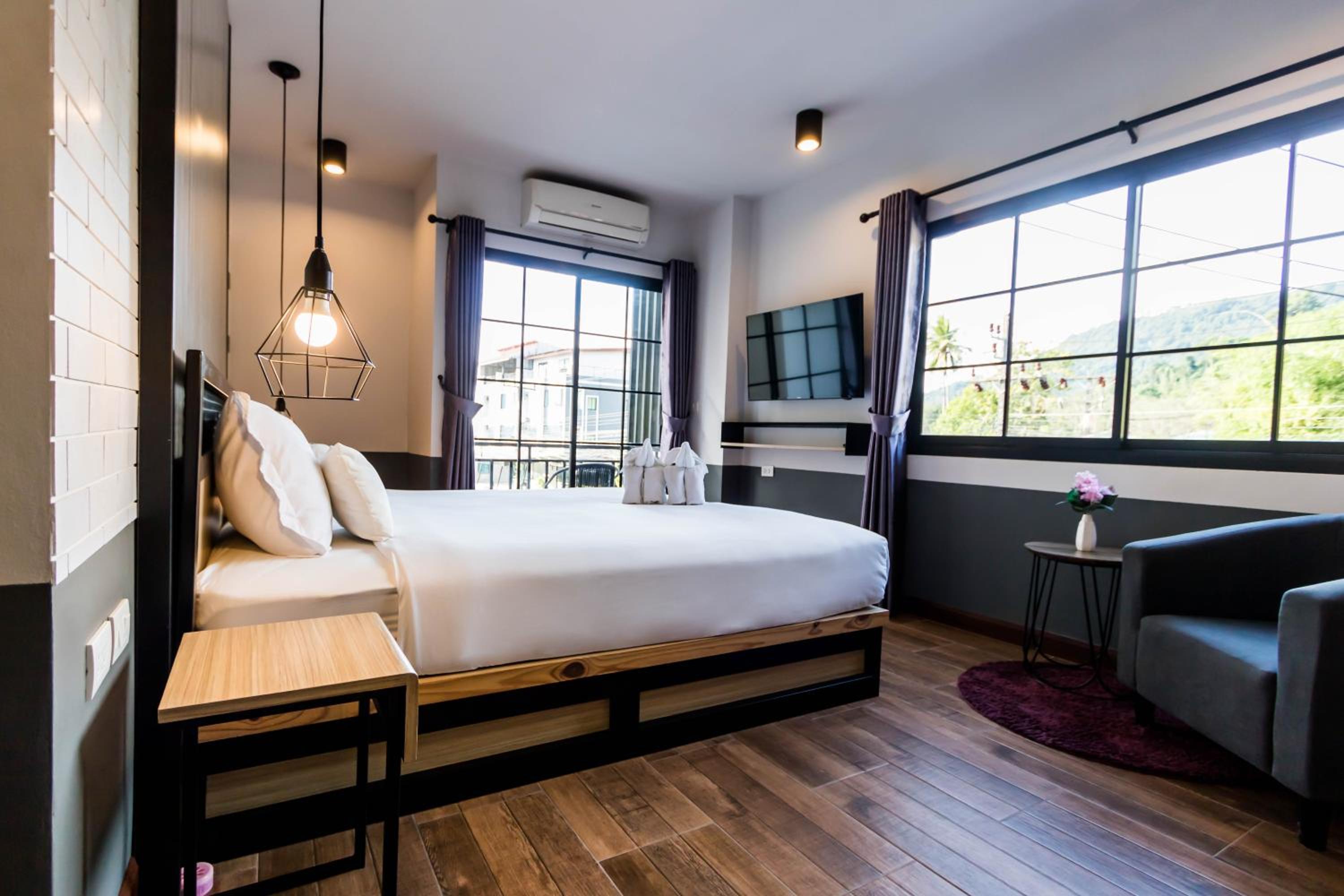 Deluxe Double Room with Balcony - Photo 1
