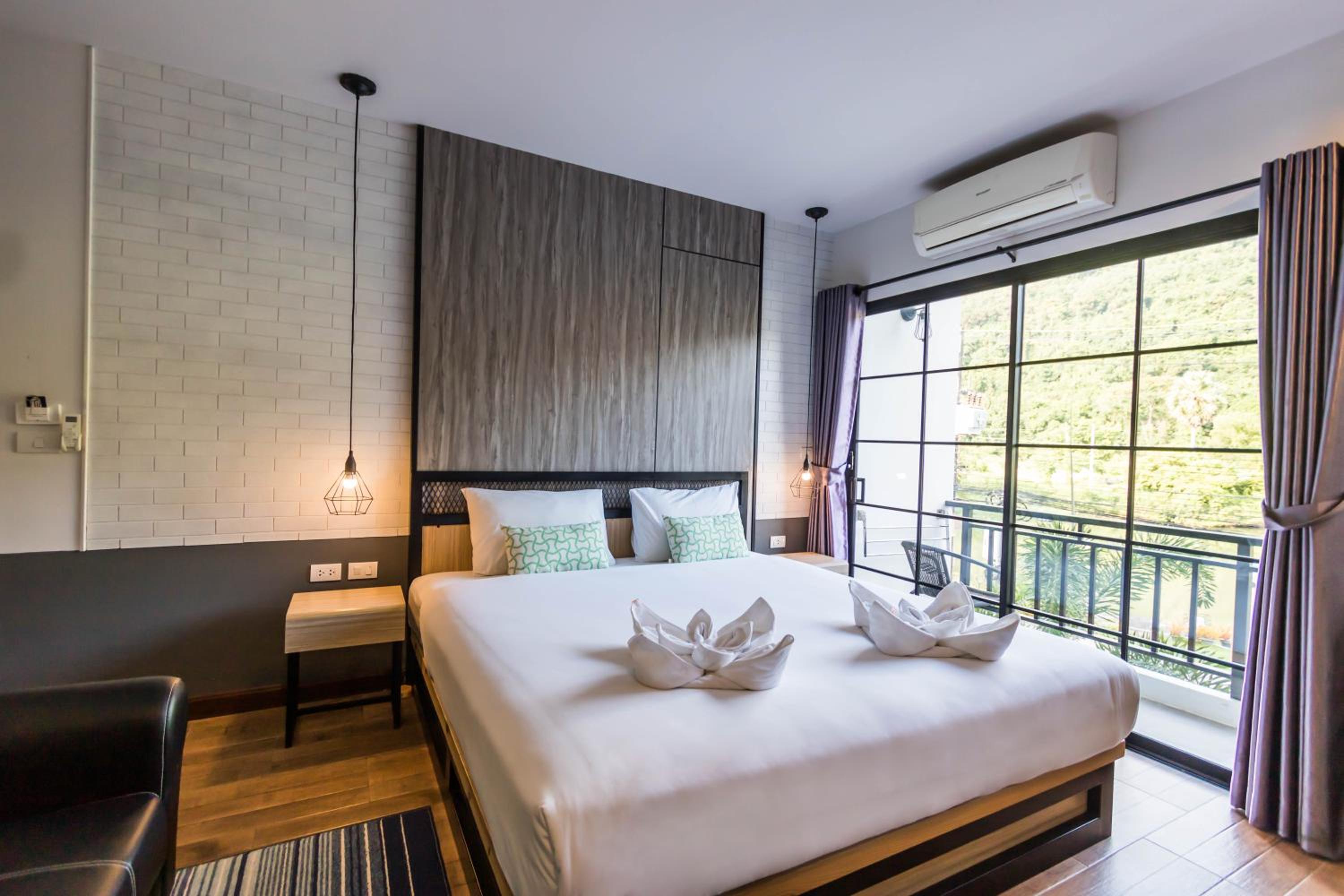 Deluxe Double Room with Balcony - Photo 2
