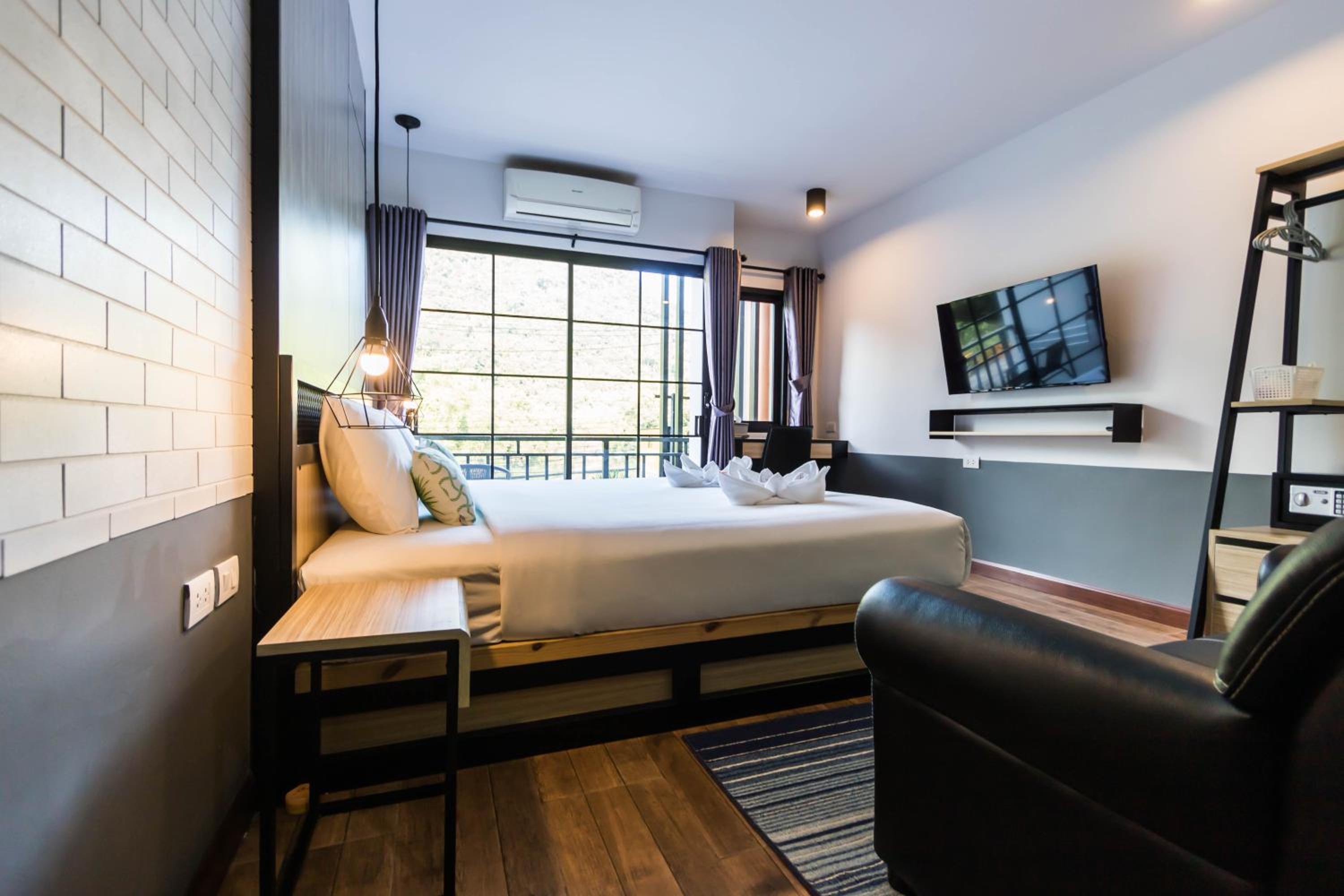 Deluxe Double Room with Balcony - Photo 3