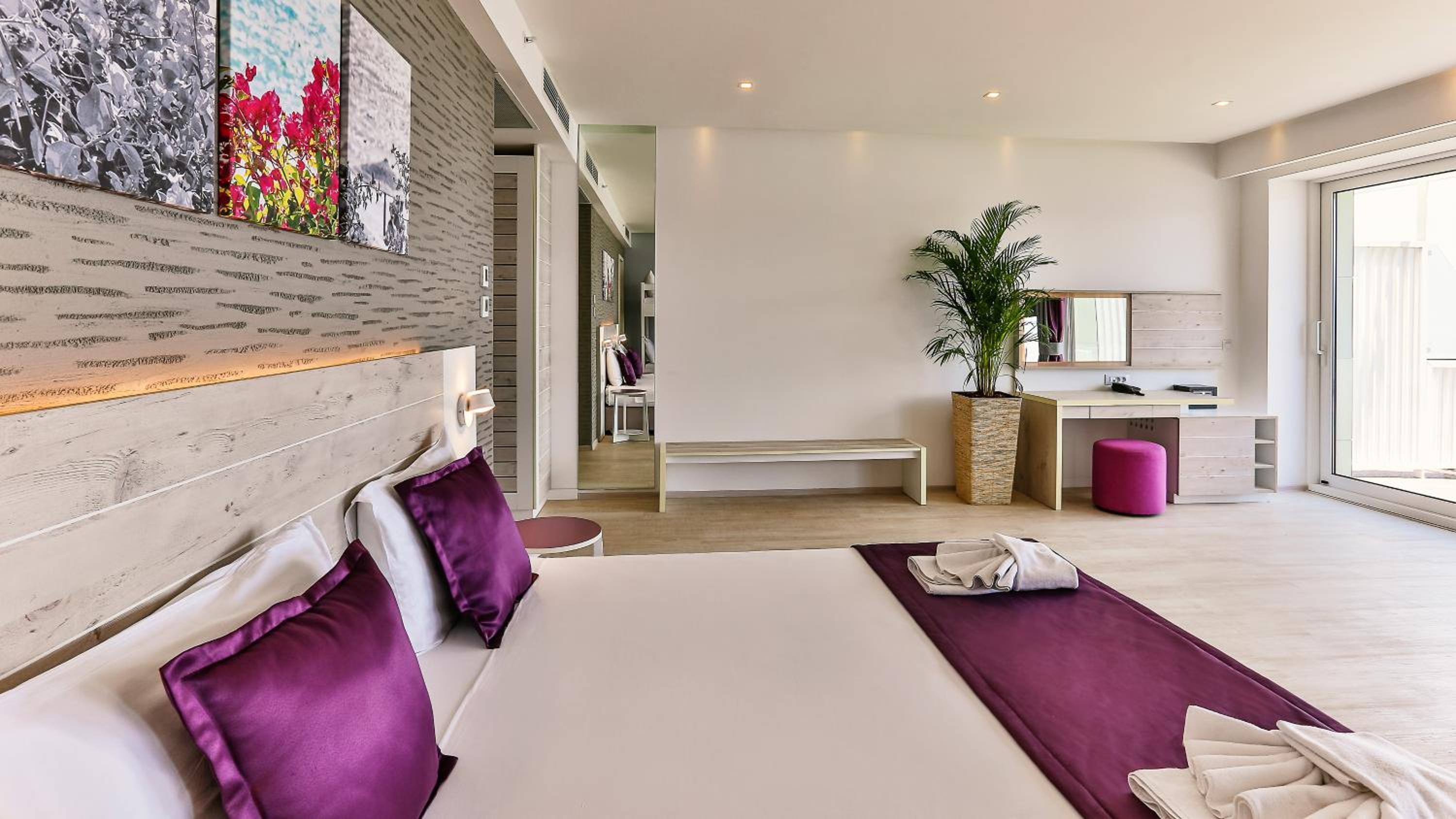 Suite with Balcony and Sea View