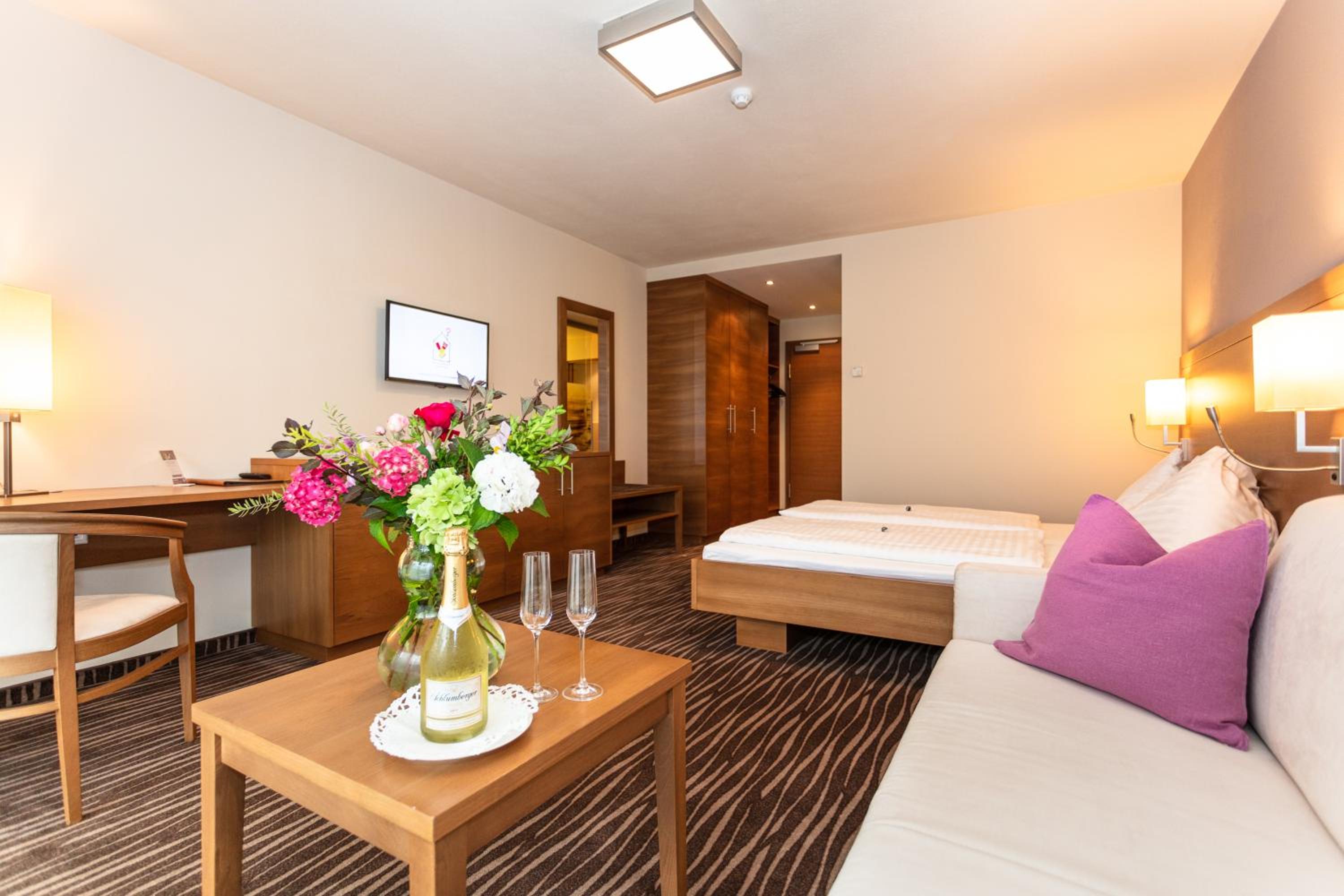 Junior Suite with Balcony - Photo 2