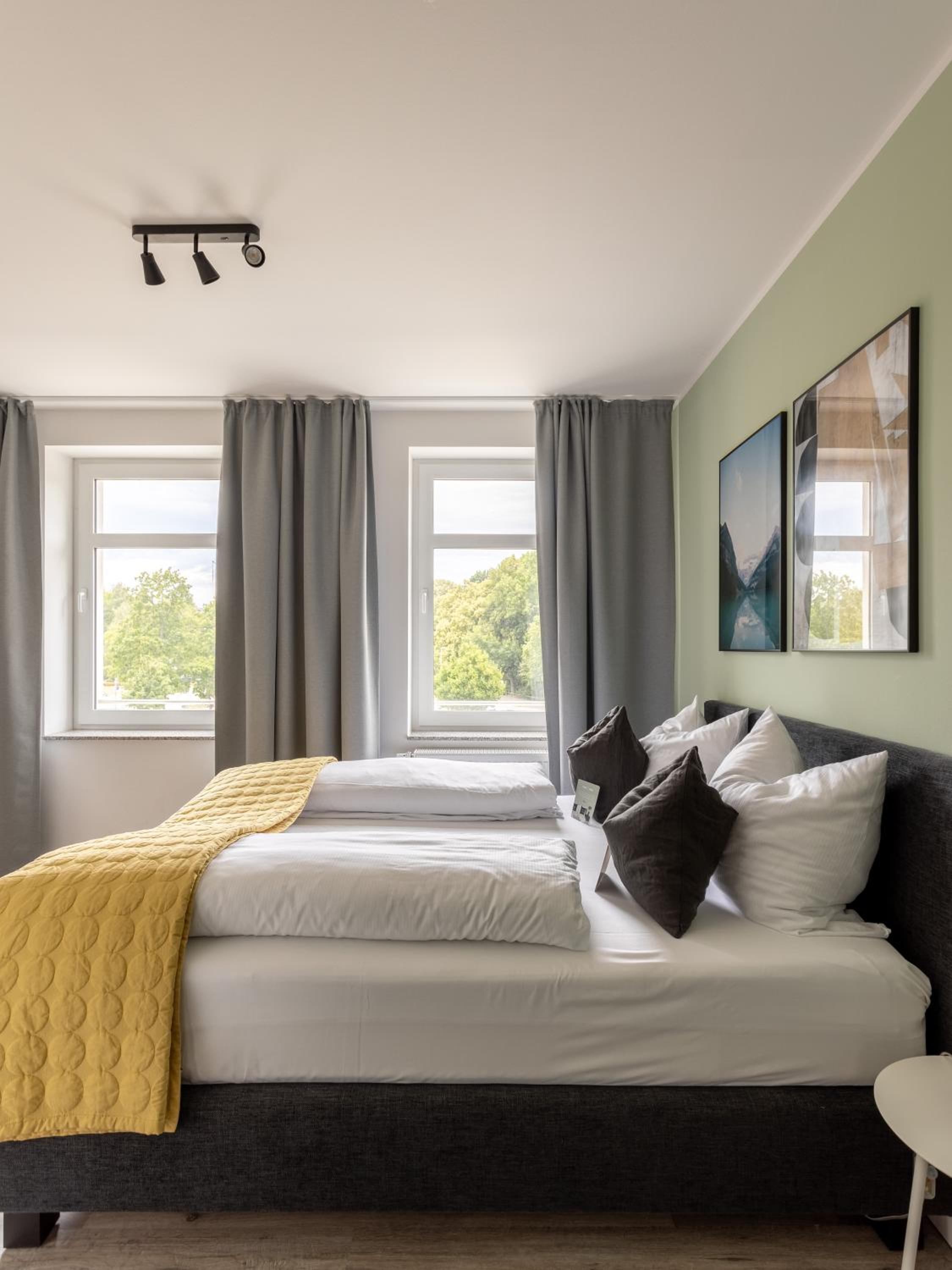 One-Bedroom Suite XL with balcony - Photo 8
