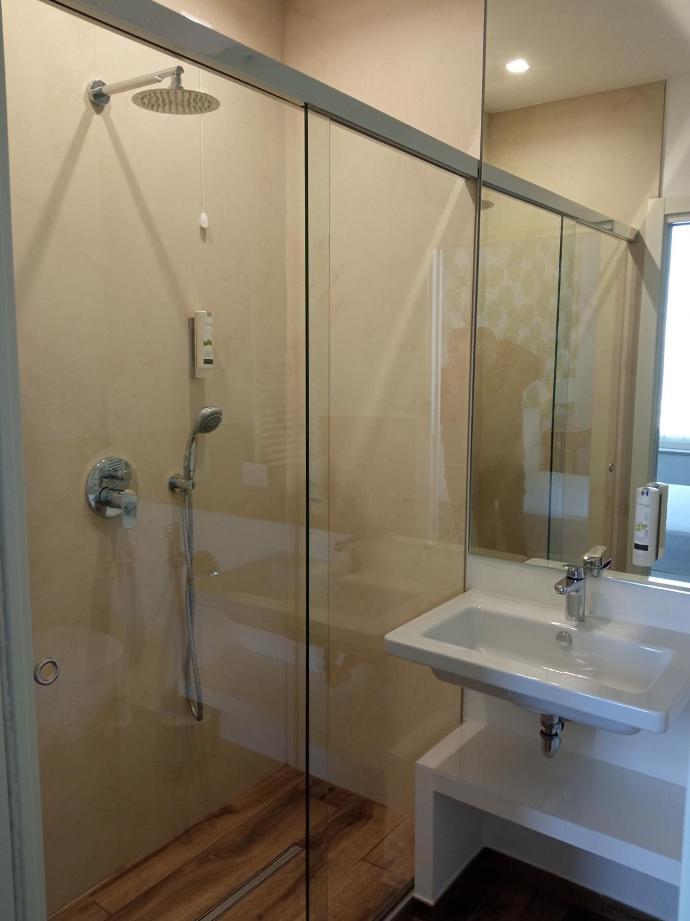 Double Room with Private Bathroom - Photo 3
