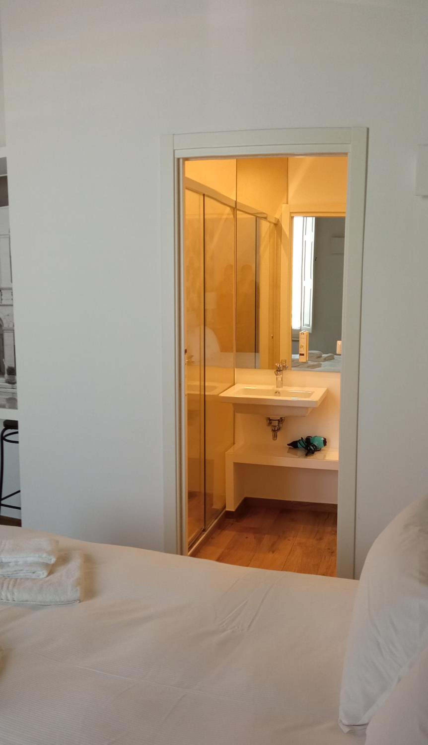 Double Room with Private Bathroom - Photo 5