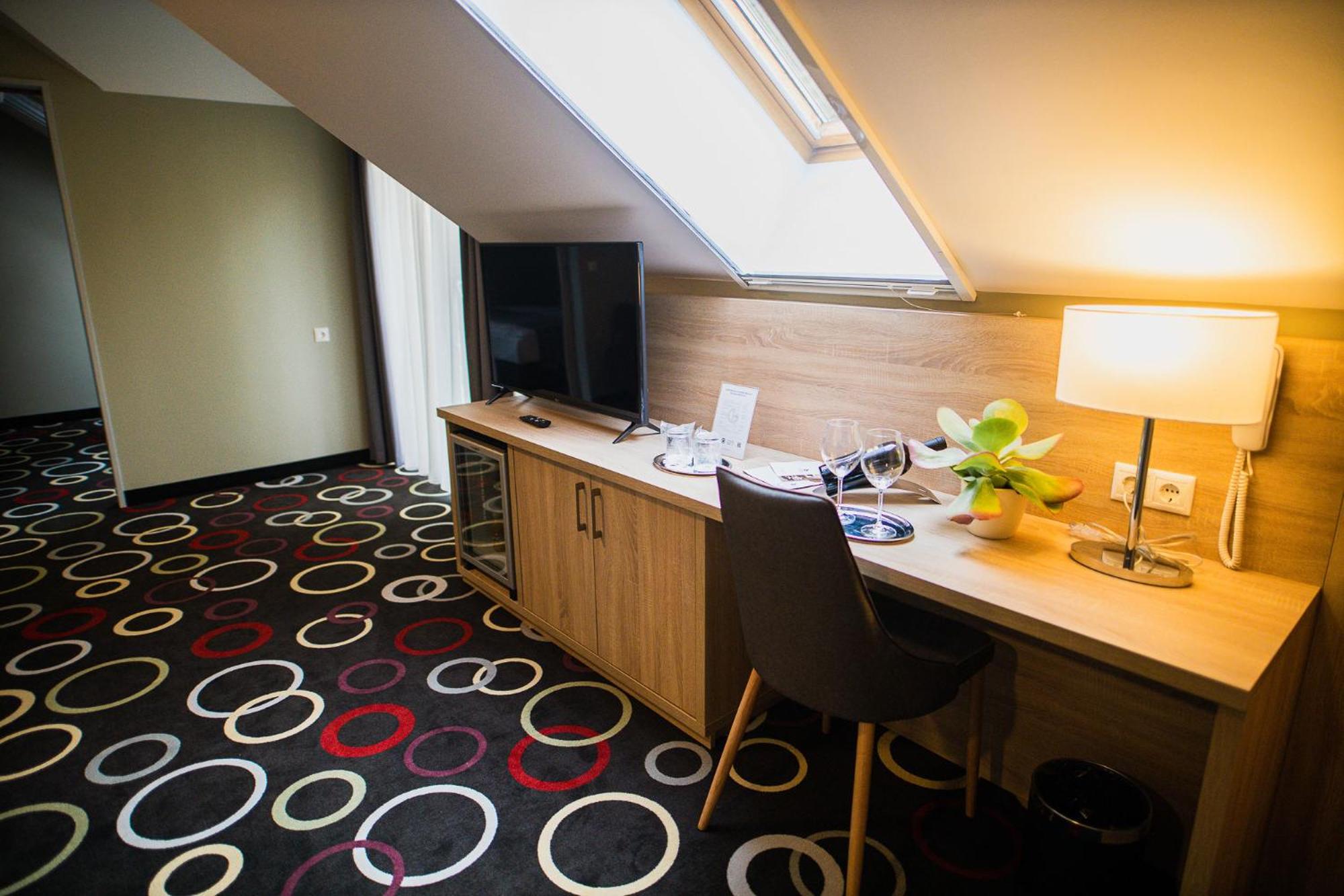 One-Bedroom Suite - Photo 2