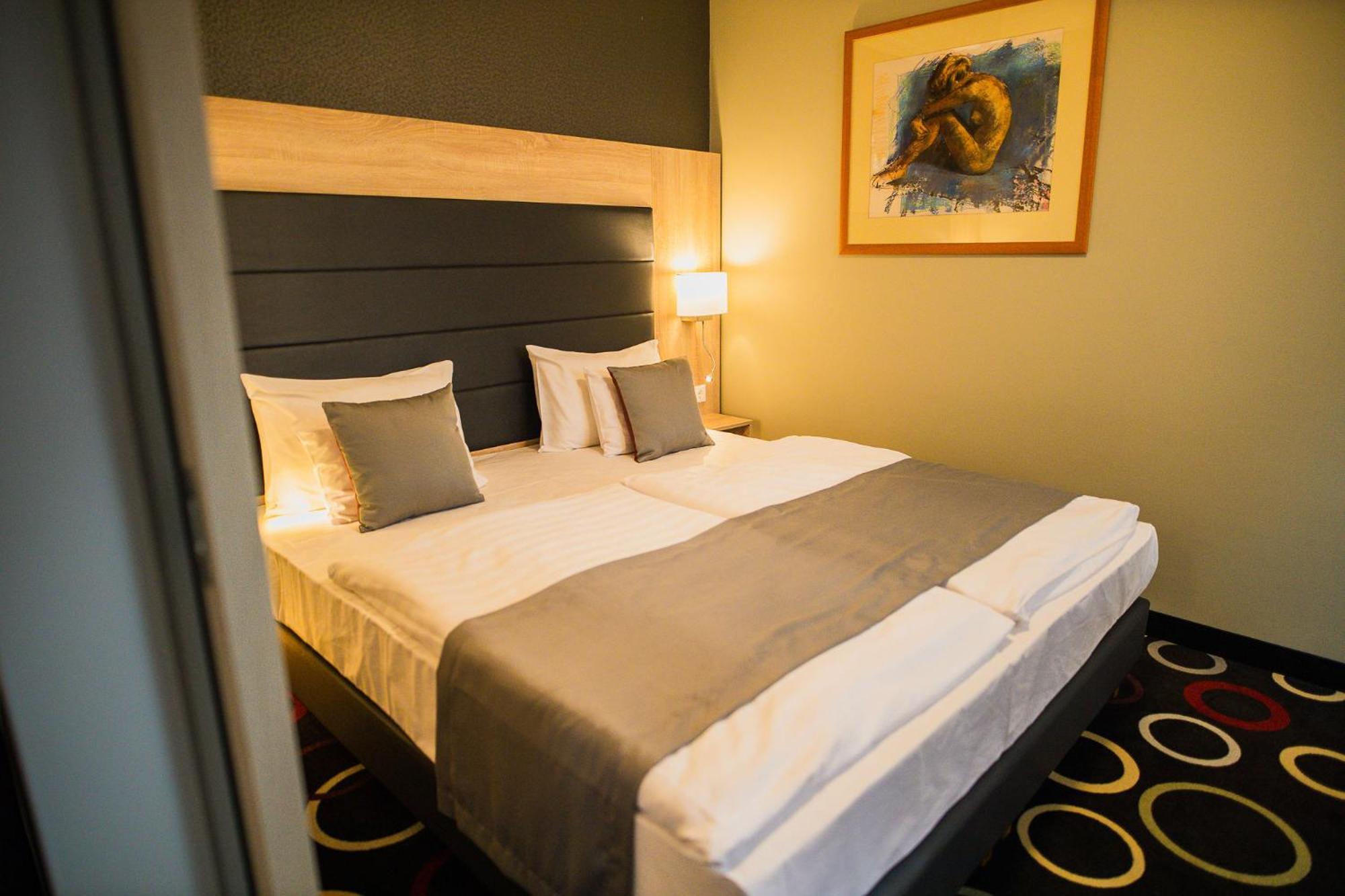 One-Bedroom Suite - Photo 4