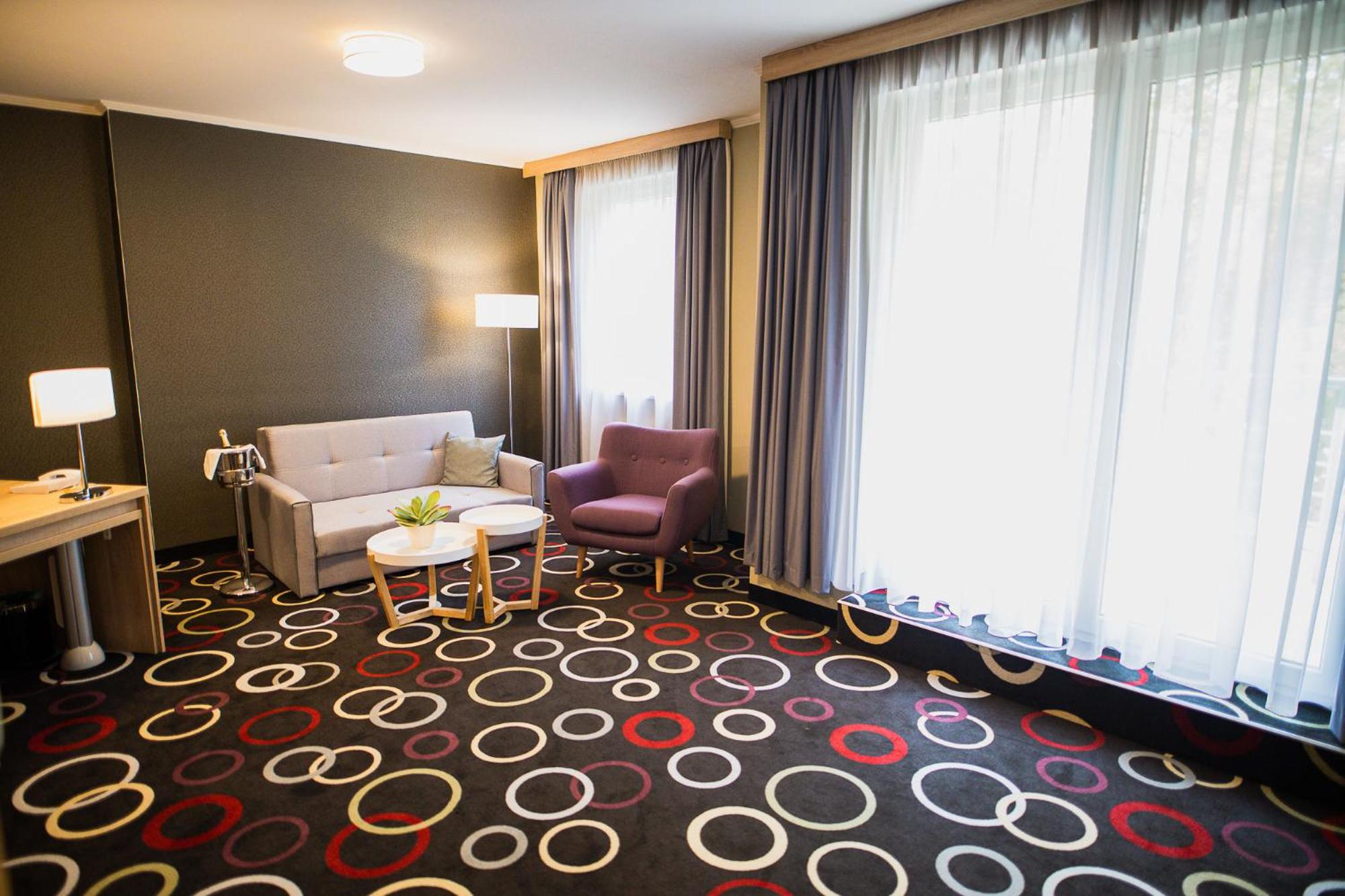 One-Bedroom Suite - Photo 3