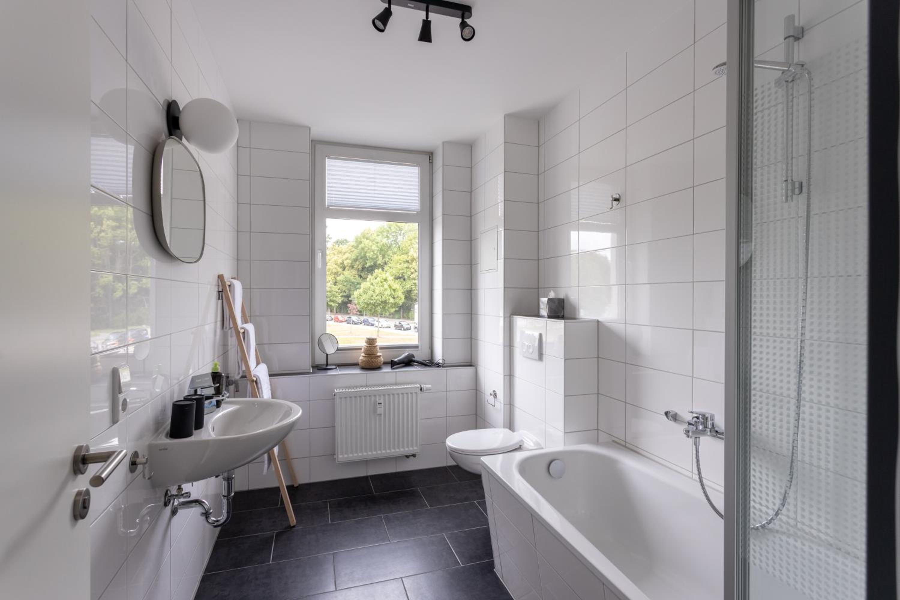 Suite with Bathtub - Photo 7