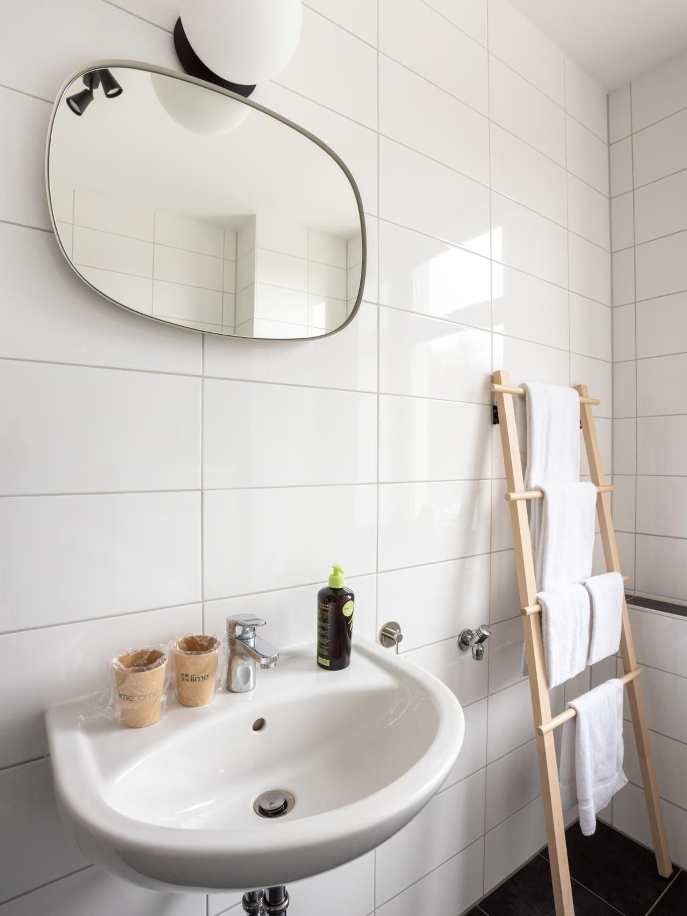 Suite with Bathtub - Photo 8
