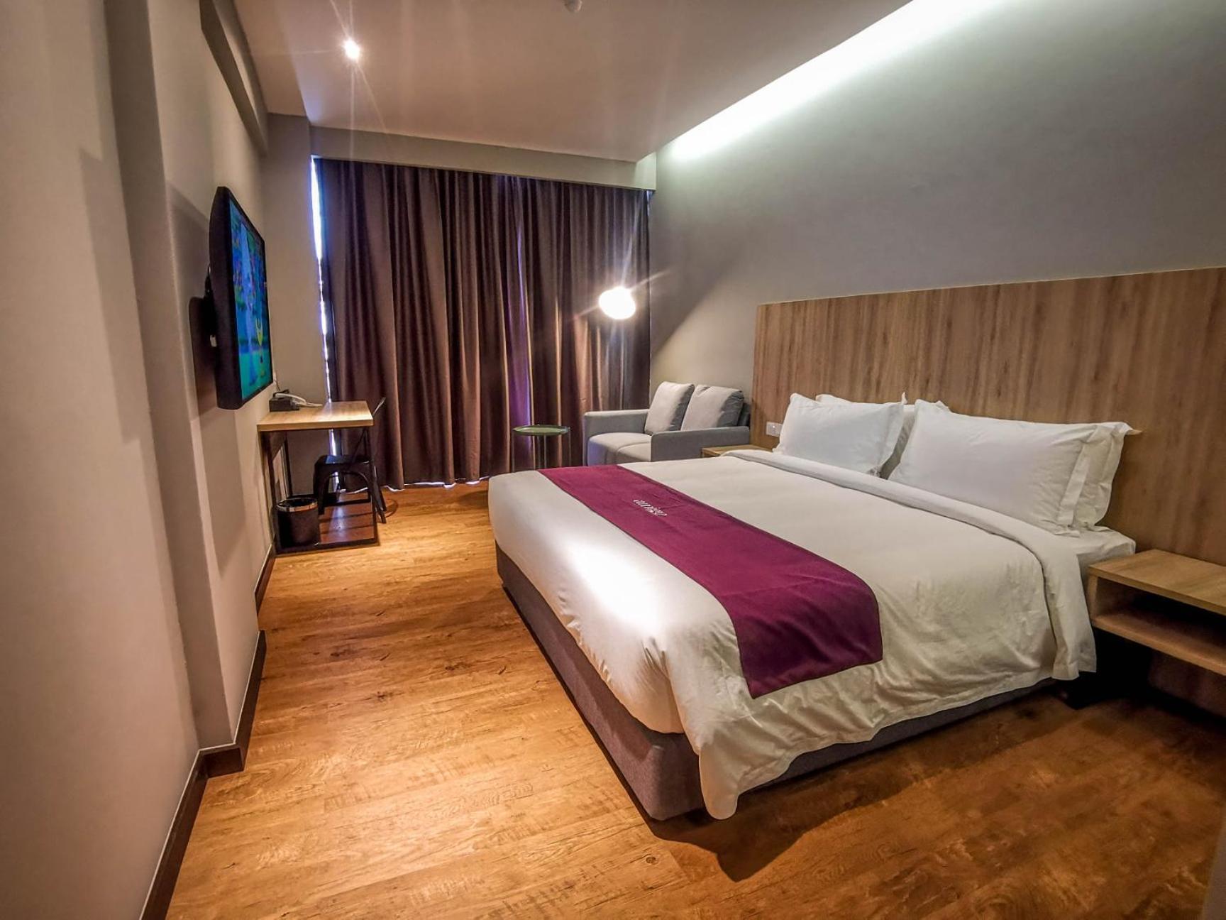 Deluxe King Room - Photo 3