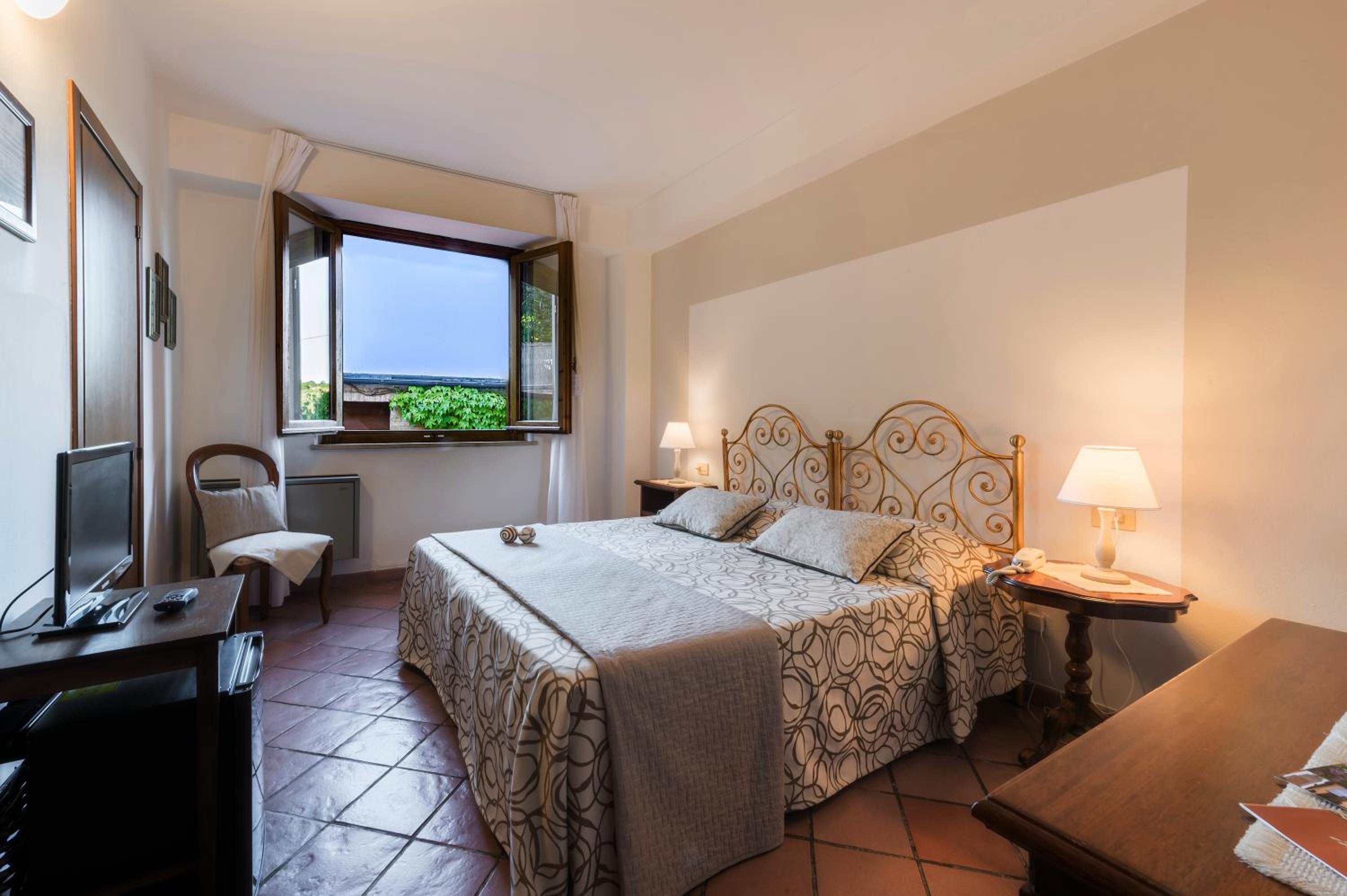 Standard Double or Twin Room - Photo 1