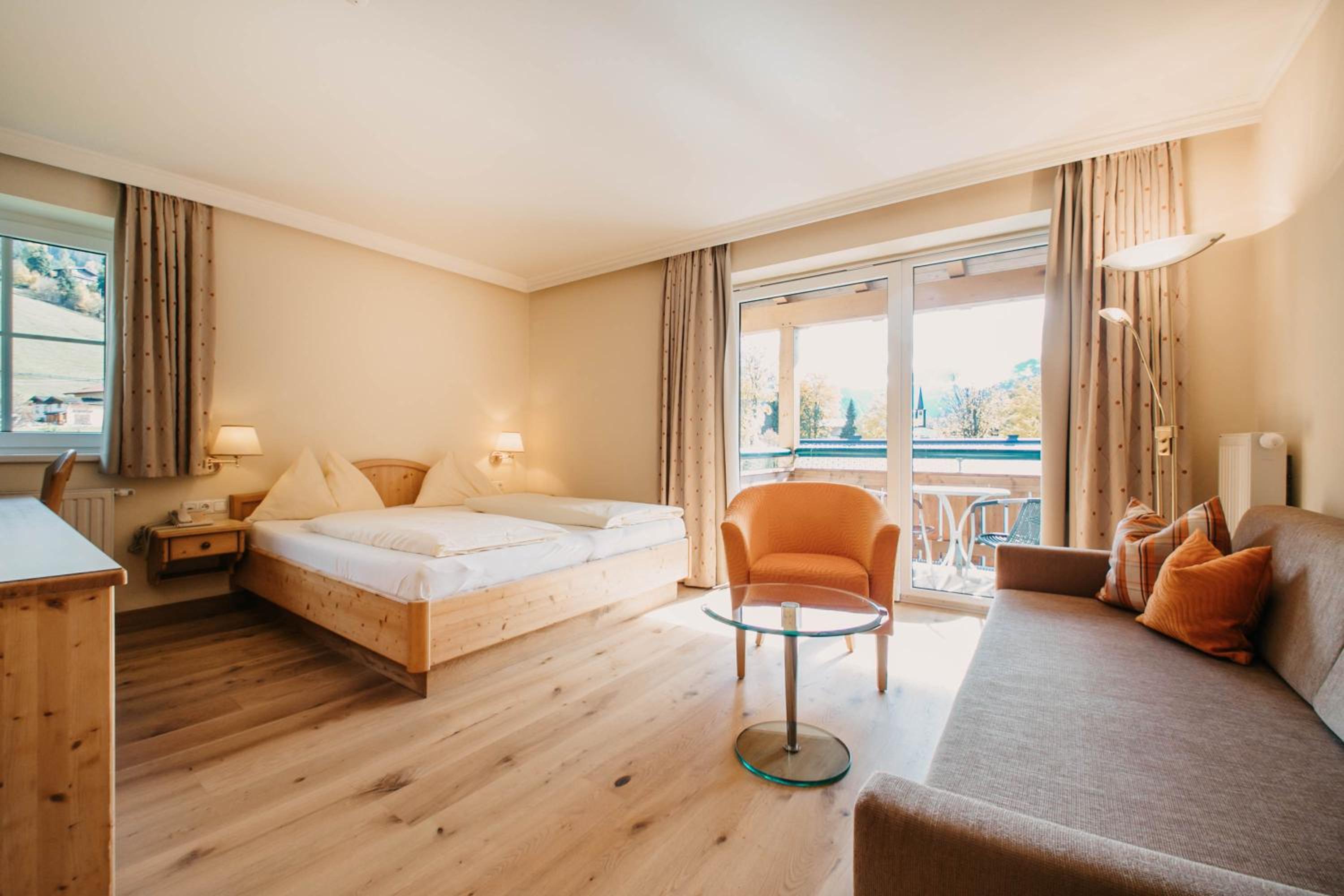 Double Room with Balcony - Photo 3