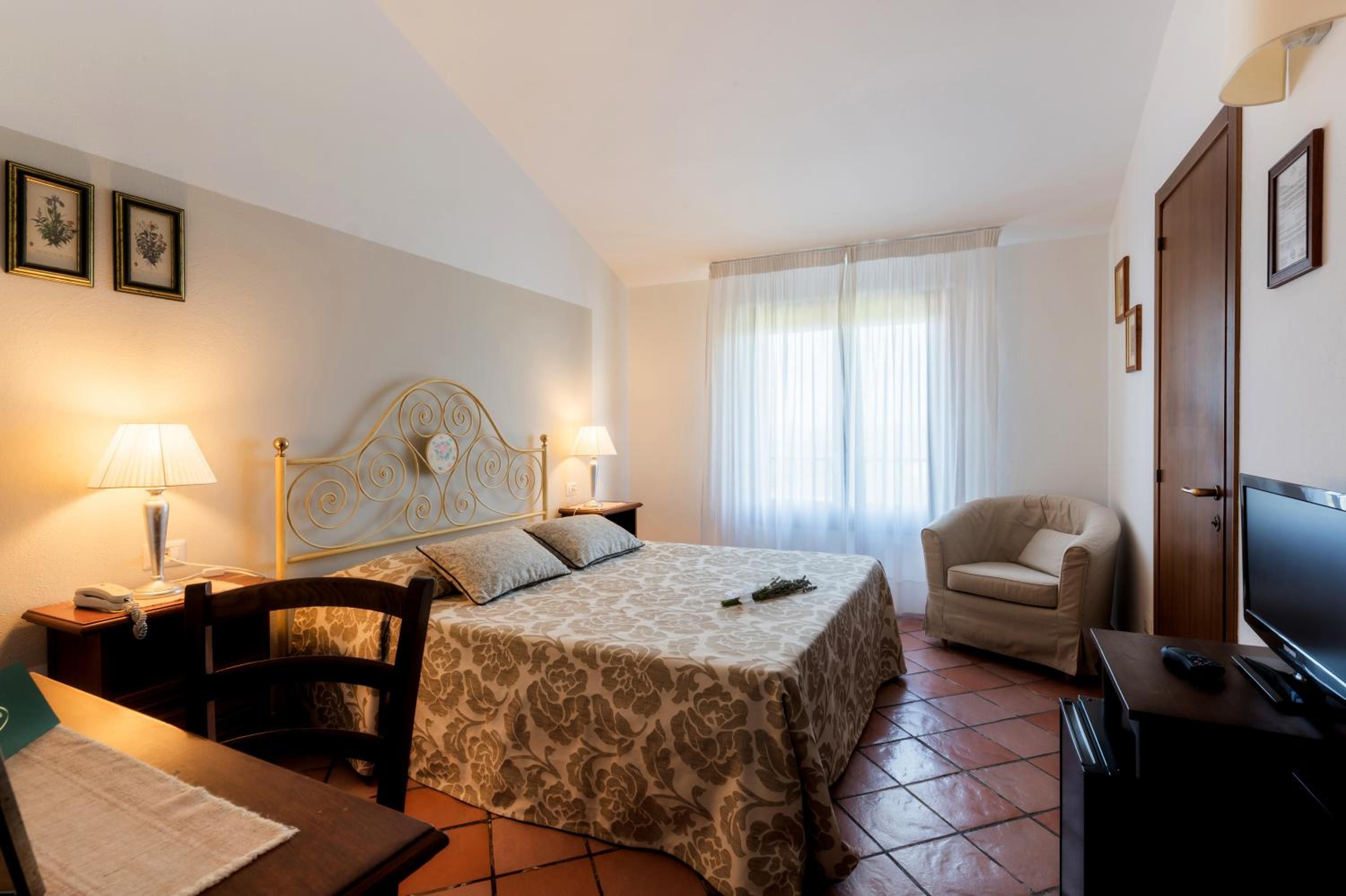 Double or Twin Room with View - Photo 2
