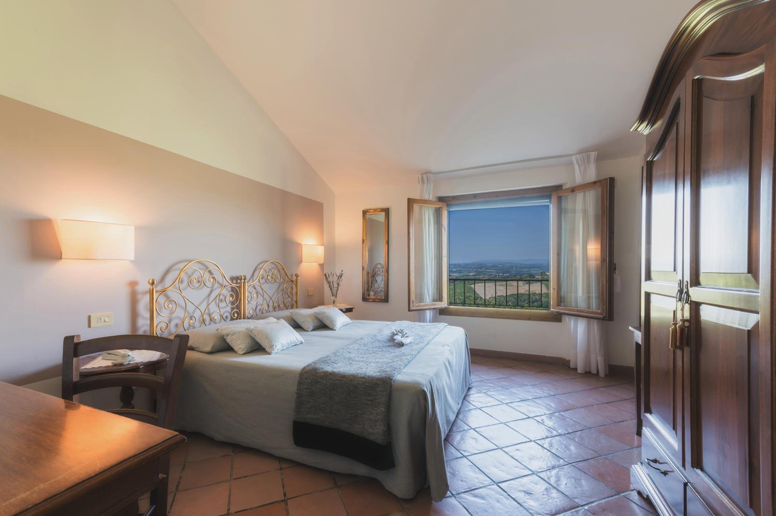 Double or Twin Room with View - Photo 1