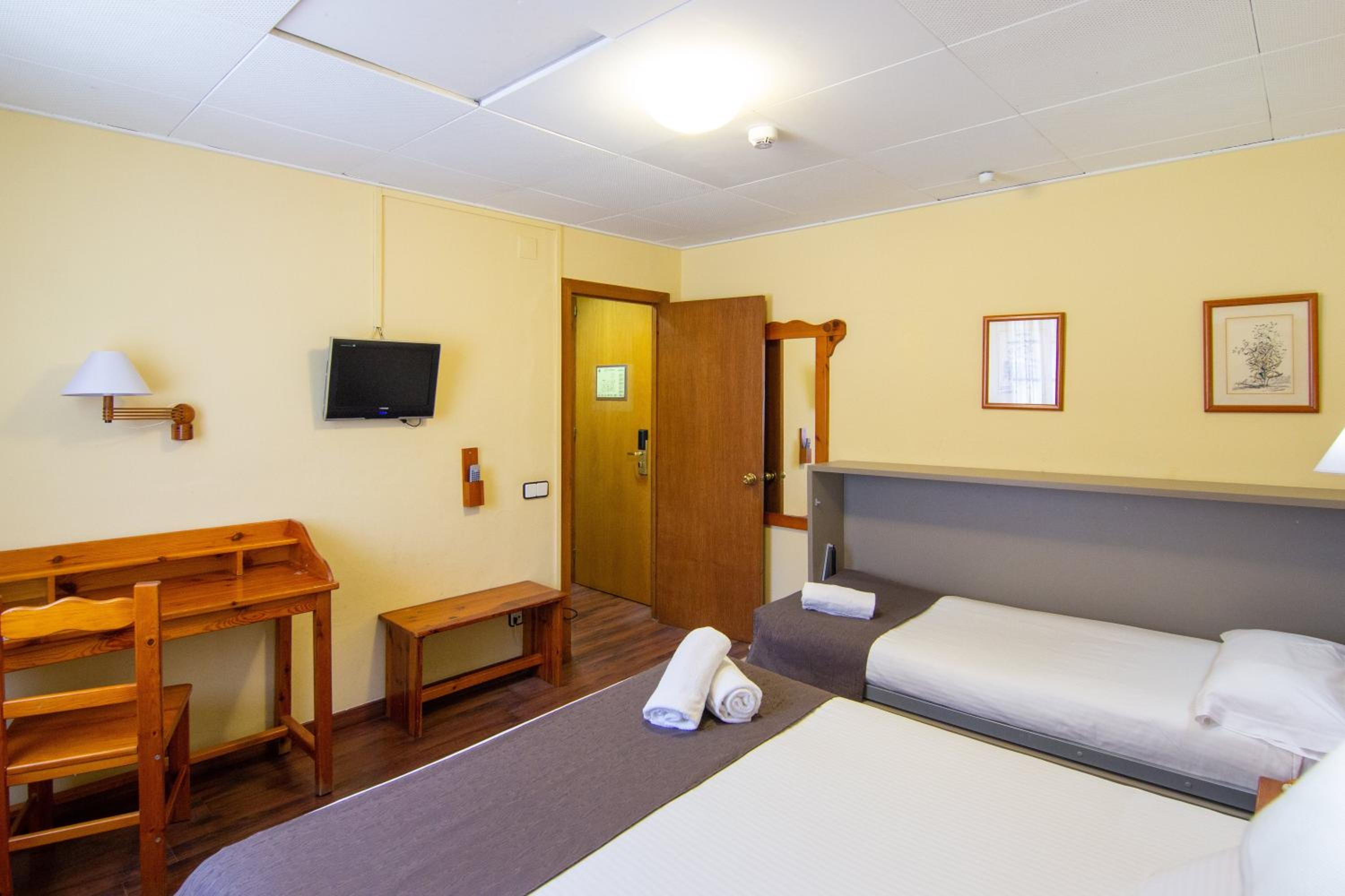Triple Room (2 Adults + 1 Child) photo 2
