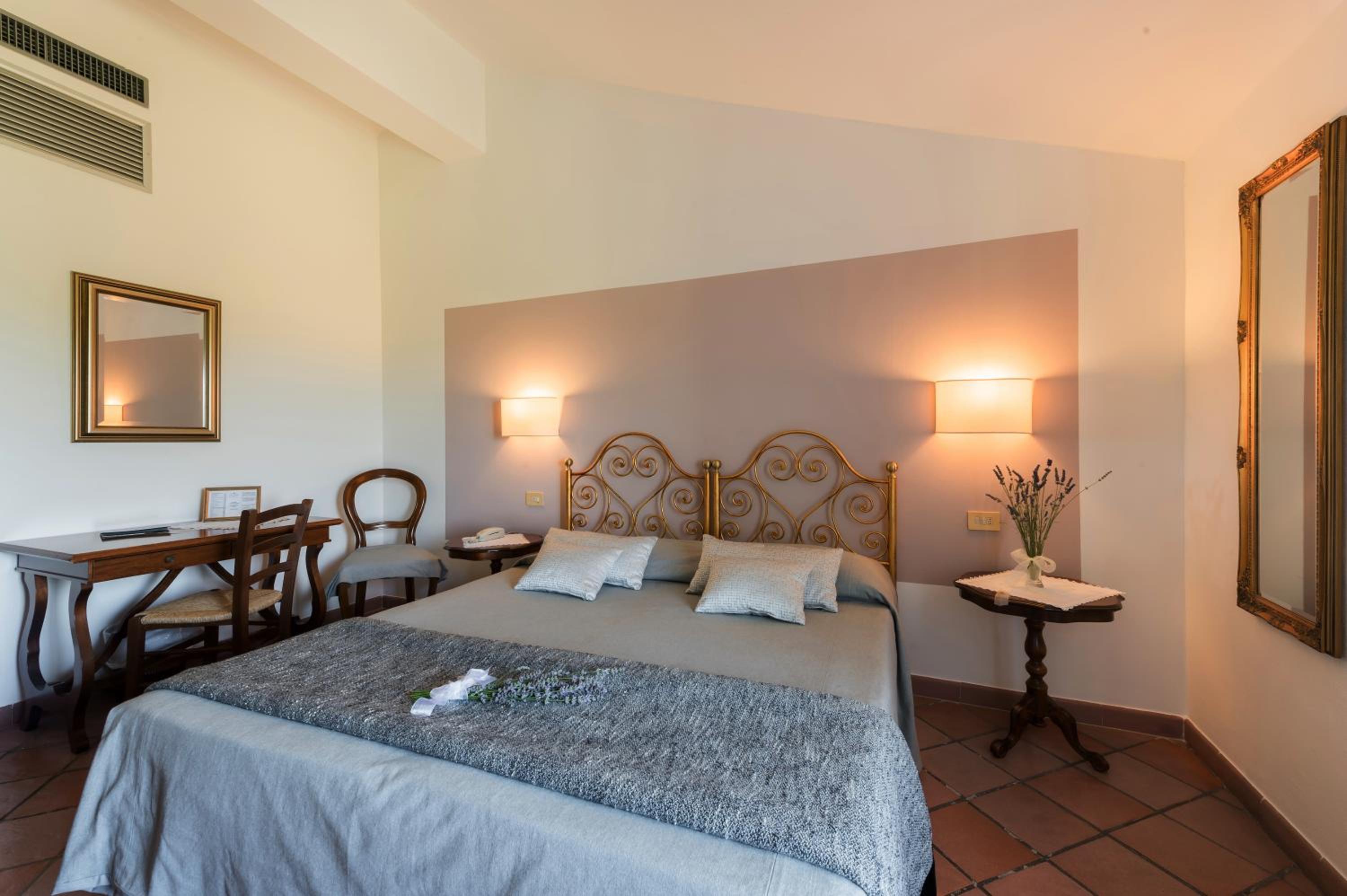 Double or Twin Room with View - Photo 9