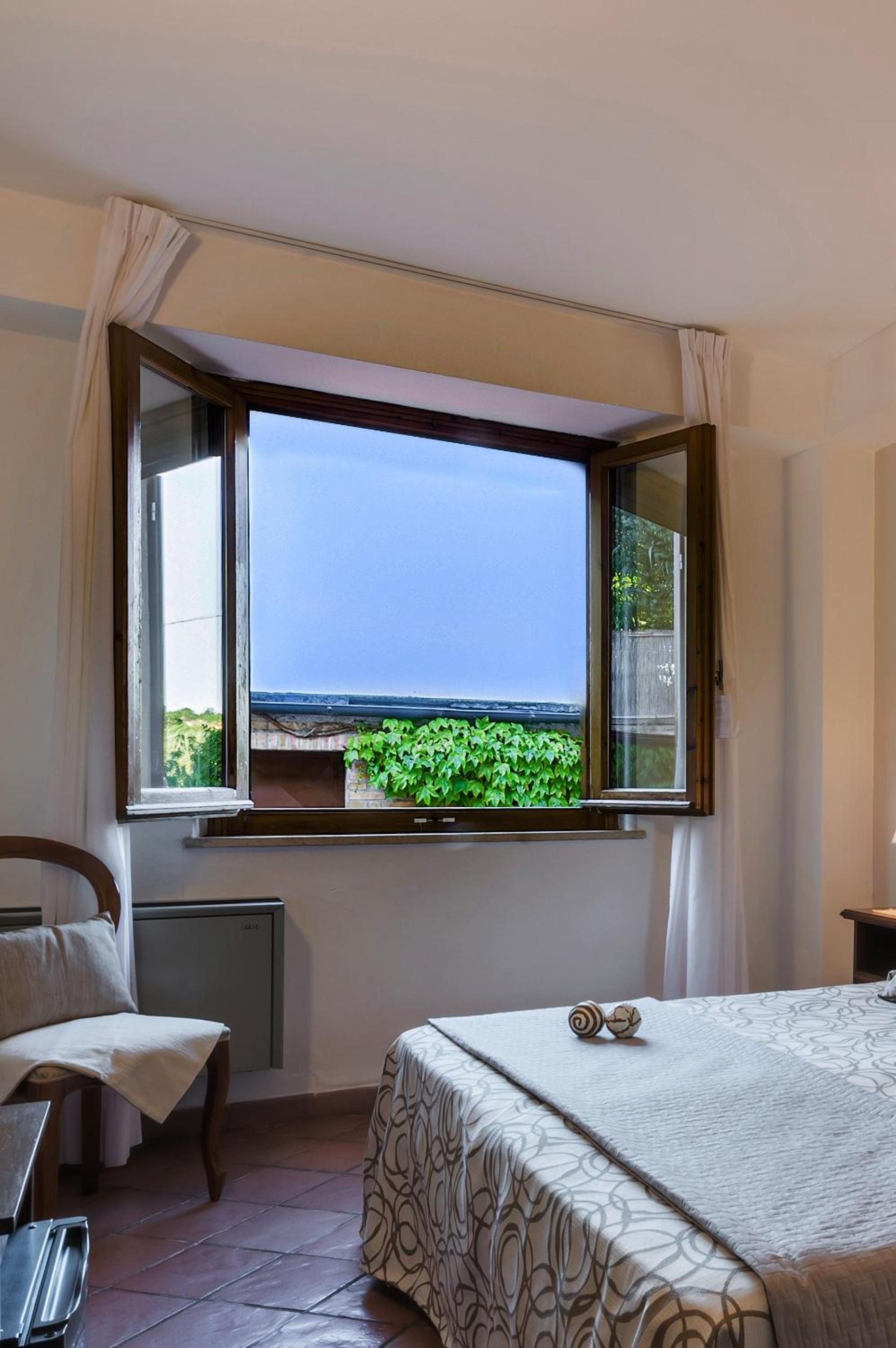 Standard Double or Twin Room - Photo 3