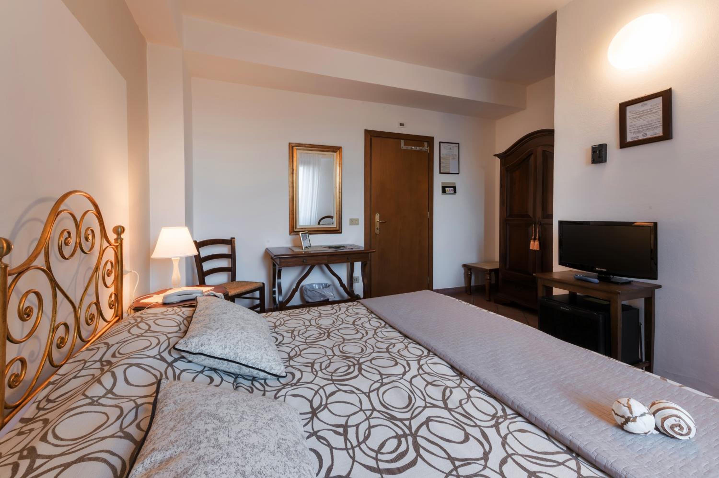 Standard Double or Twin Room - Photo 2